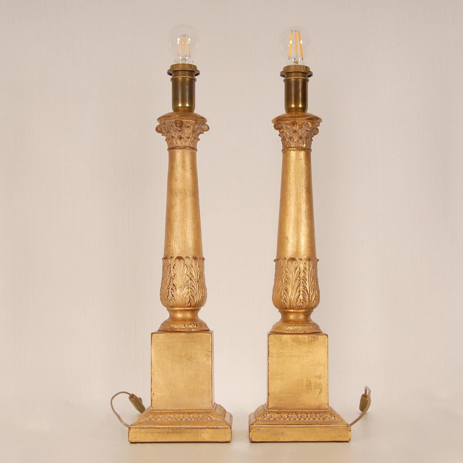 Paire de lampes de bureau italiennes vintage en céramique à colonne corinthienne dorée et dorée en vente 1