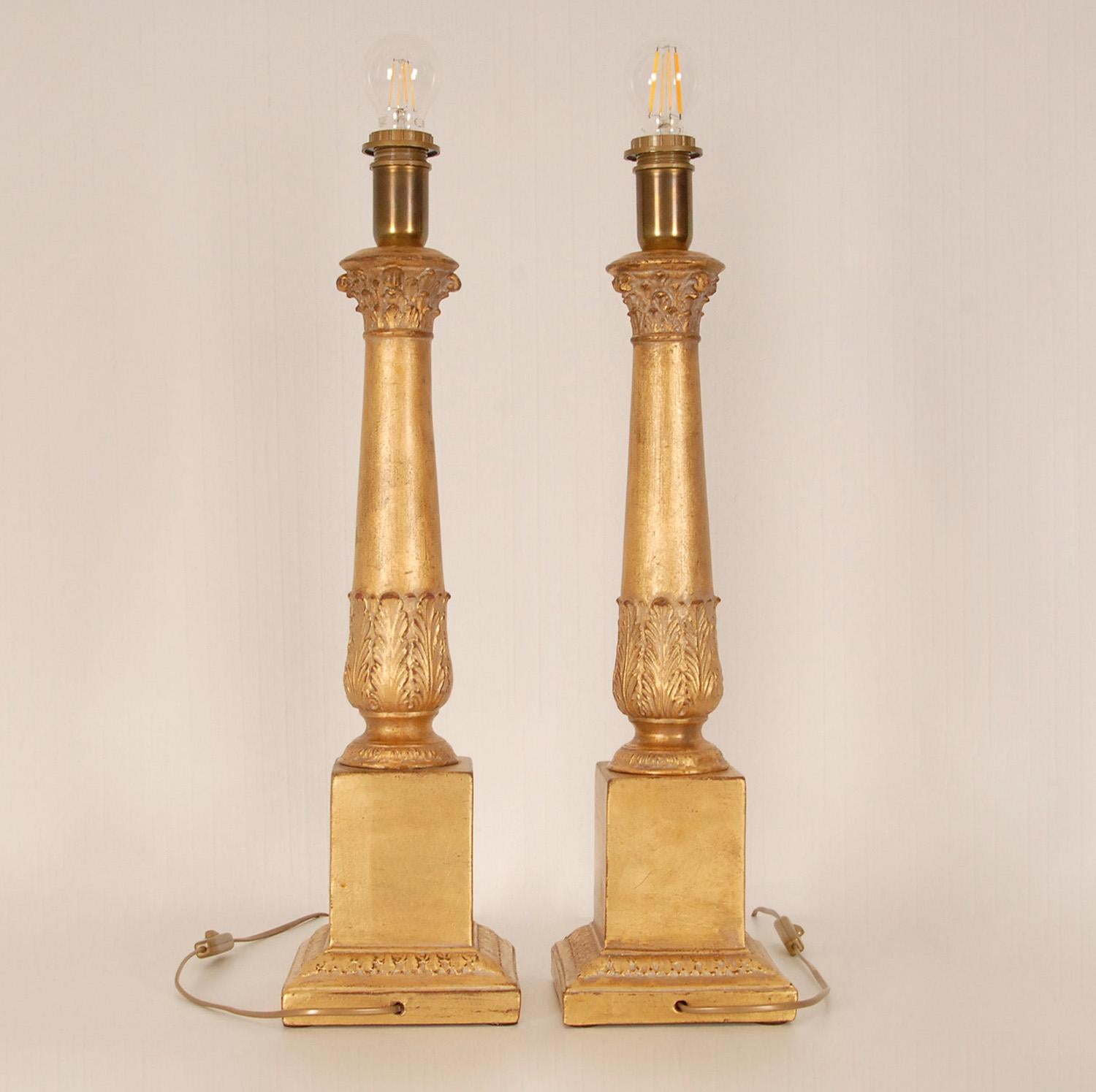 Paire de lampes de bureau italiennes vintage en céramique à colonne corinthienne dorée et dorée en vente 2