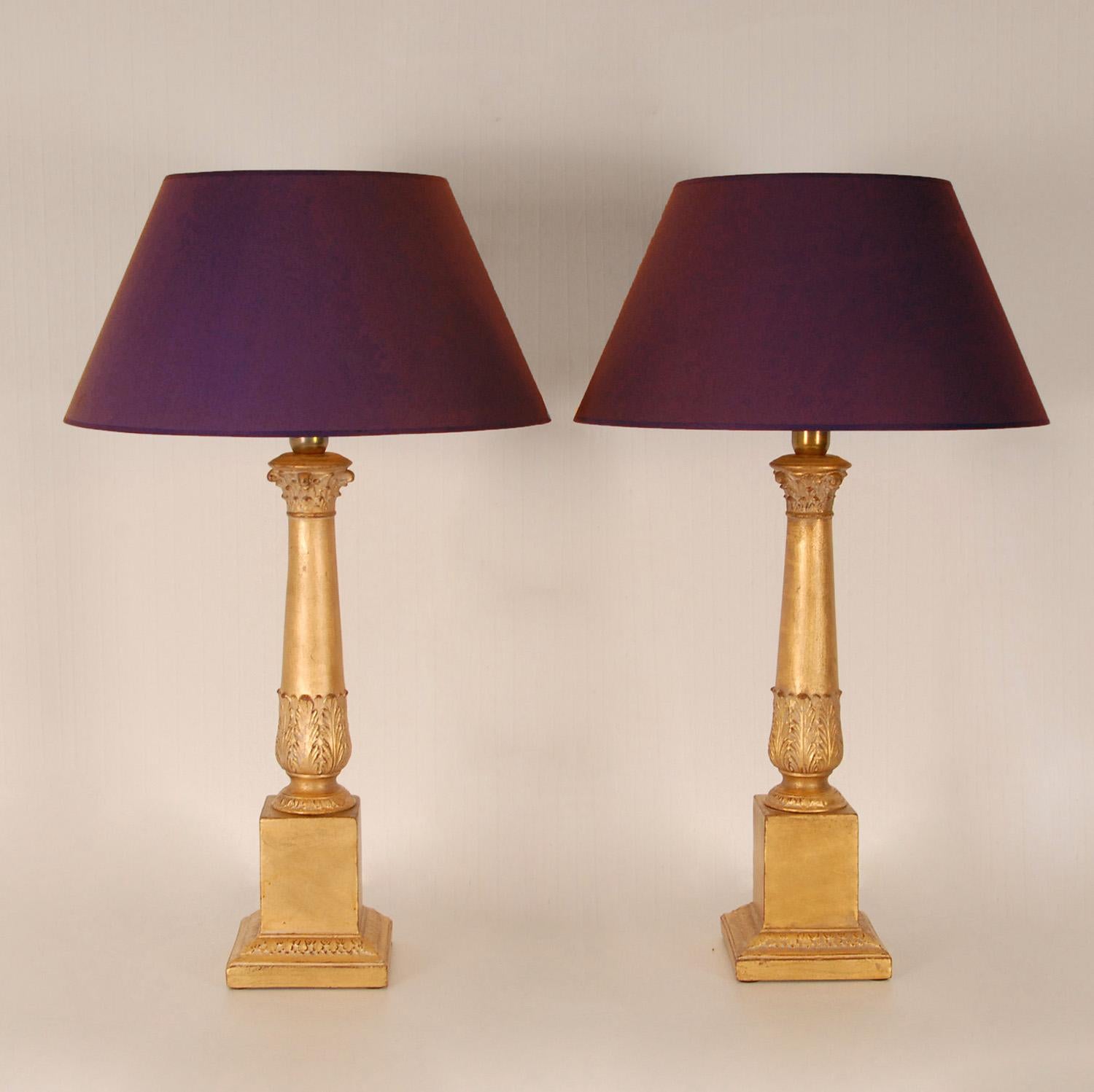 Paire de lampes de bureau italiennes vintage en céramique à colonne corinthienne dorée et dorée en vente 3