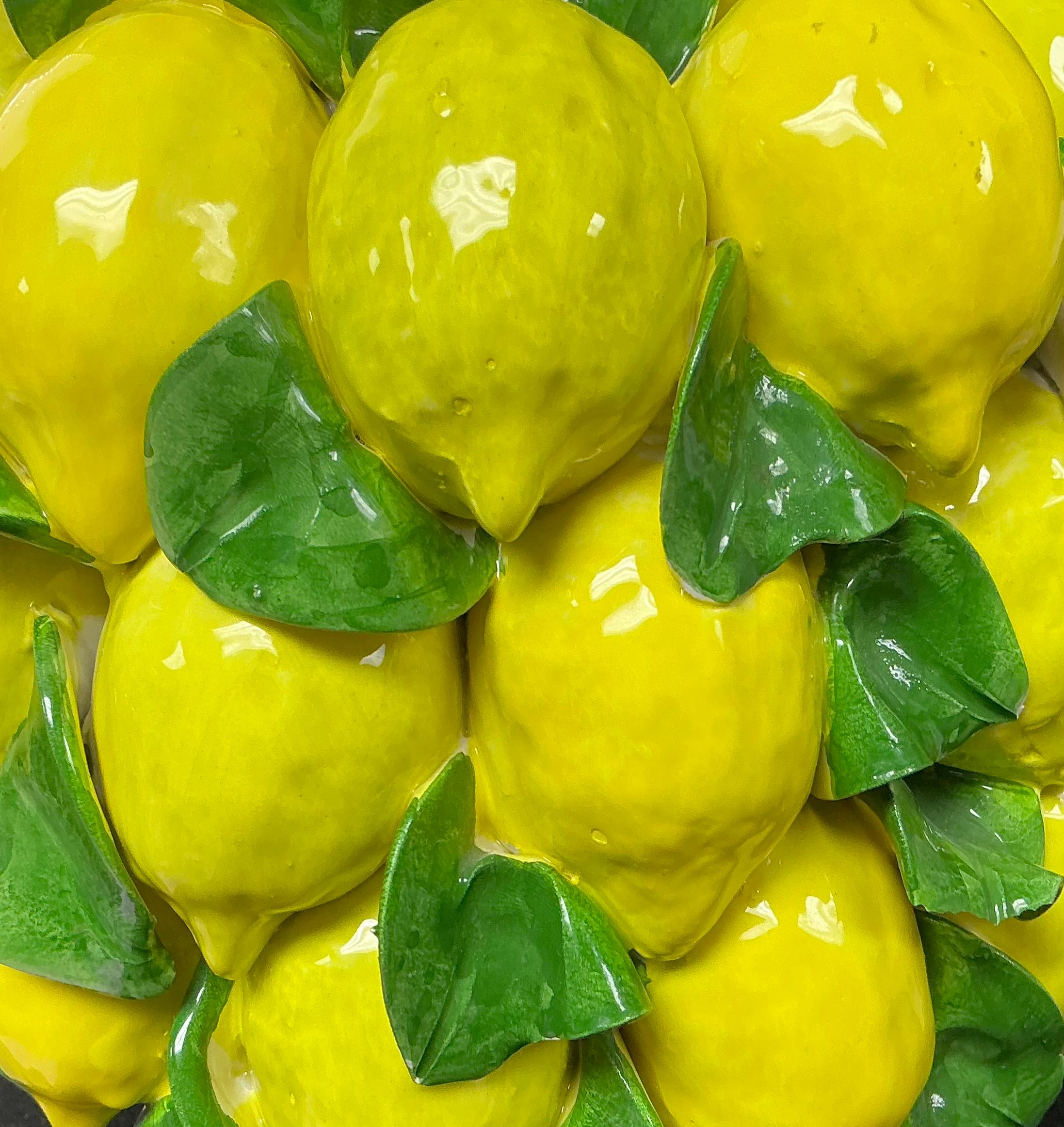 Italiano Albero di limoni in ceramica d'epoca con cestino in vendita
