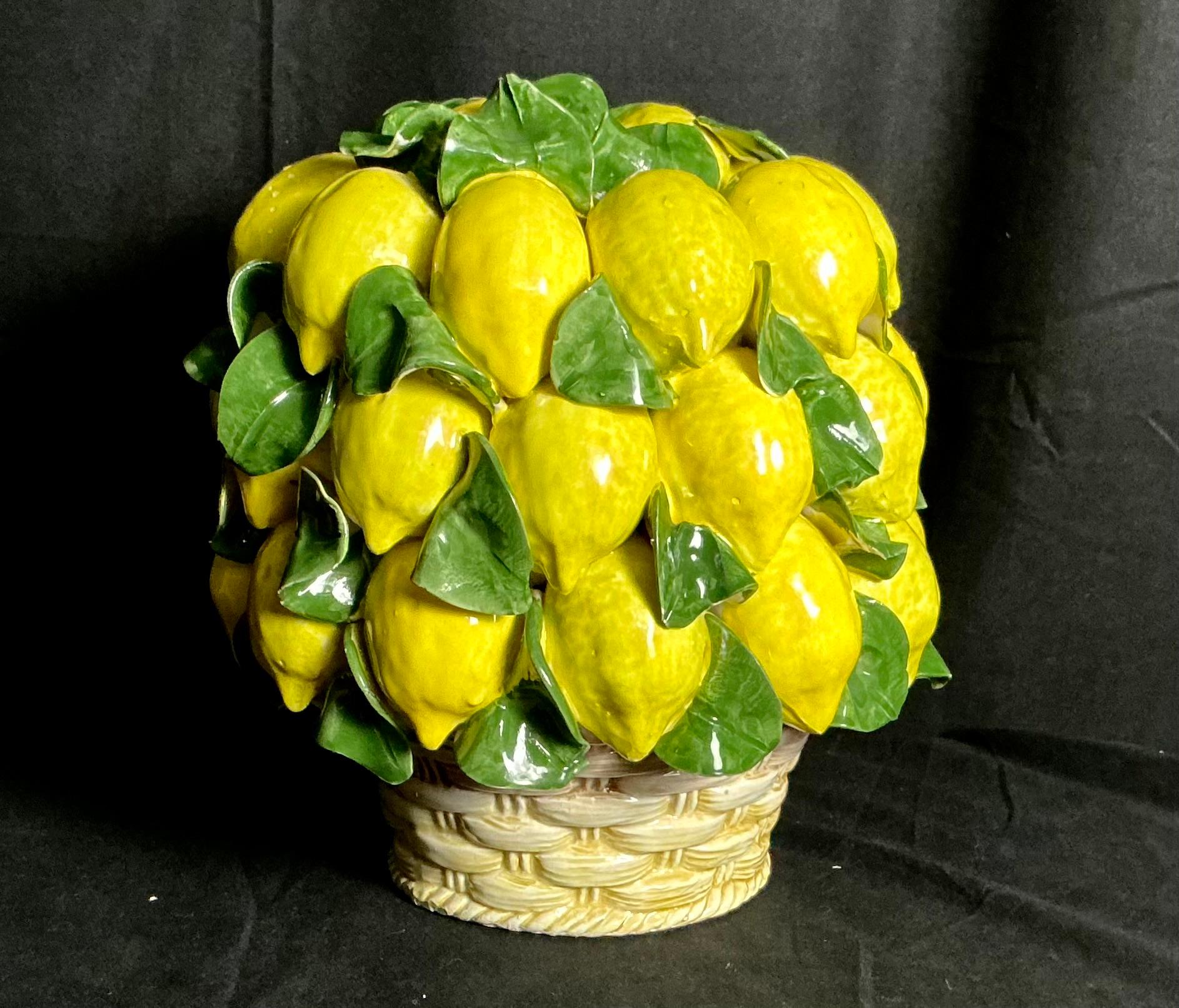 Ceramica Albero di limoni in ceramica d'epoca con cestino in vendita