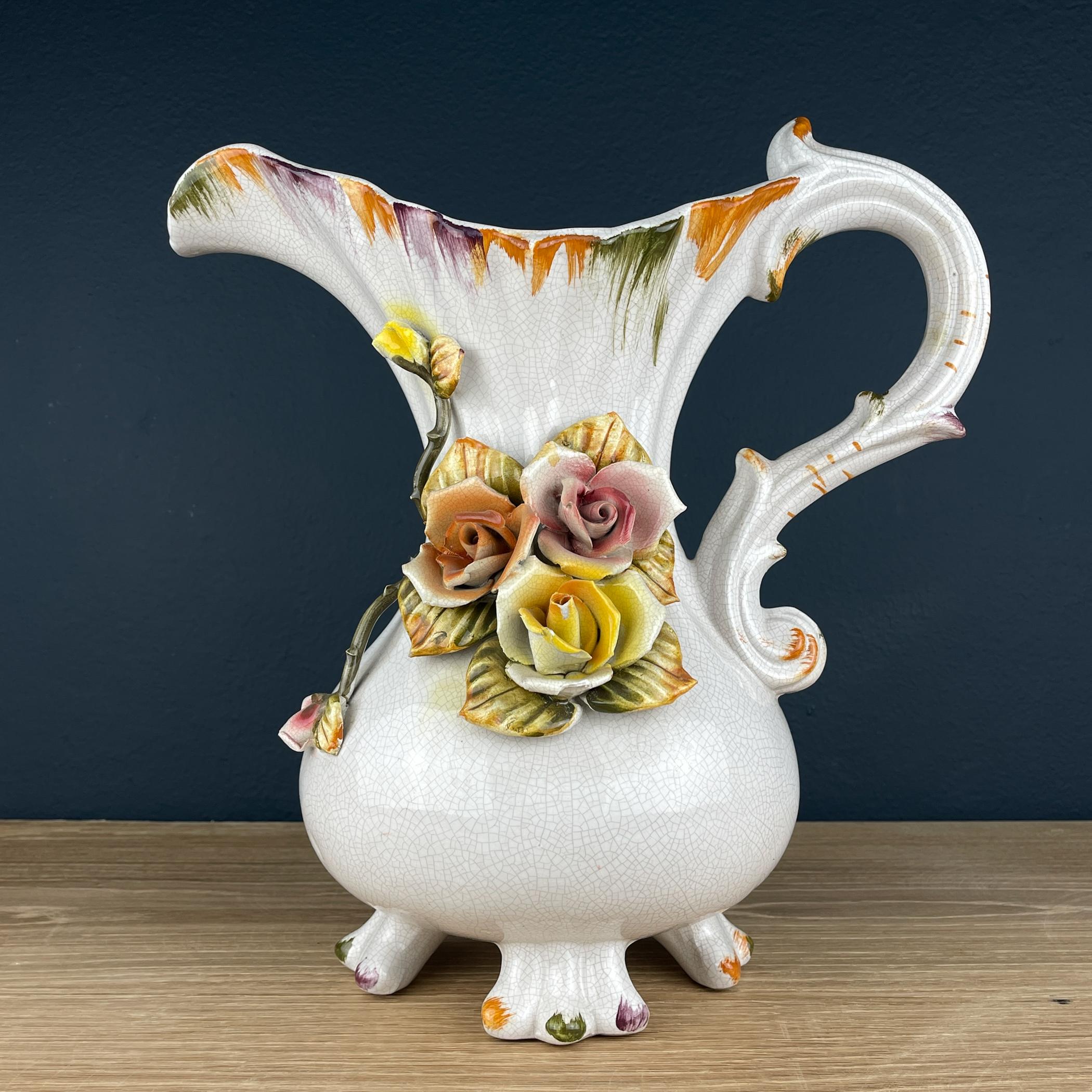 Bellissima brocca vintage in ceramica di Bassano, realizzata in Italia a metà del XX secolo. La ceramica di Bassano (nota anche come 