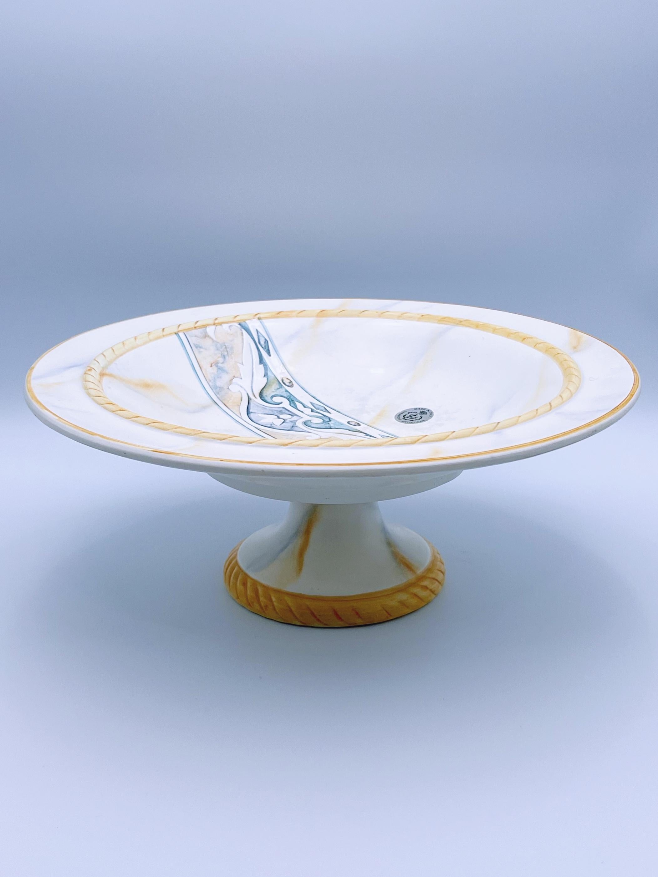 LARGE cake / fruit stand in glazed ceramic from Italy with stunning luxurious marble pattern. Vintage table decor / centerpiece from the second half of the 20th century. 

MADE IN ITALY! Ceramiche Artistiche

Dimensions ca.: Diameter 35cm, Height