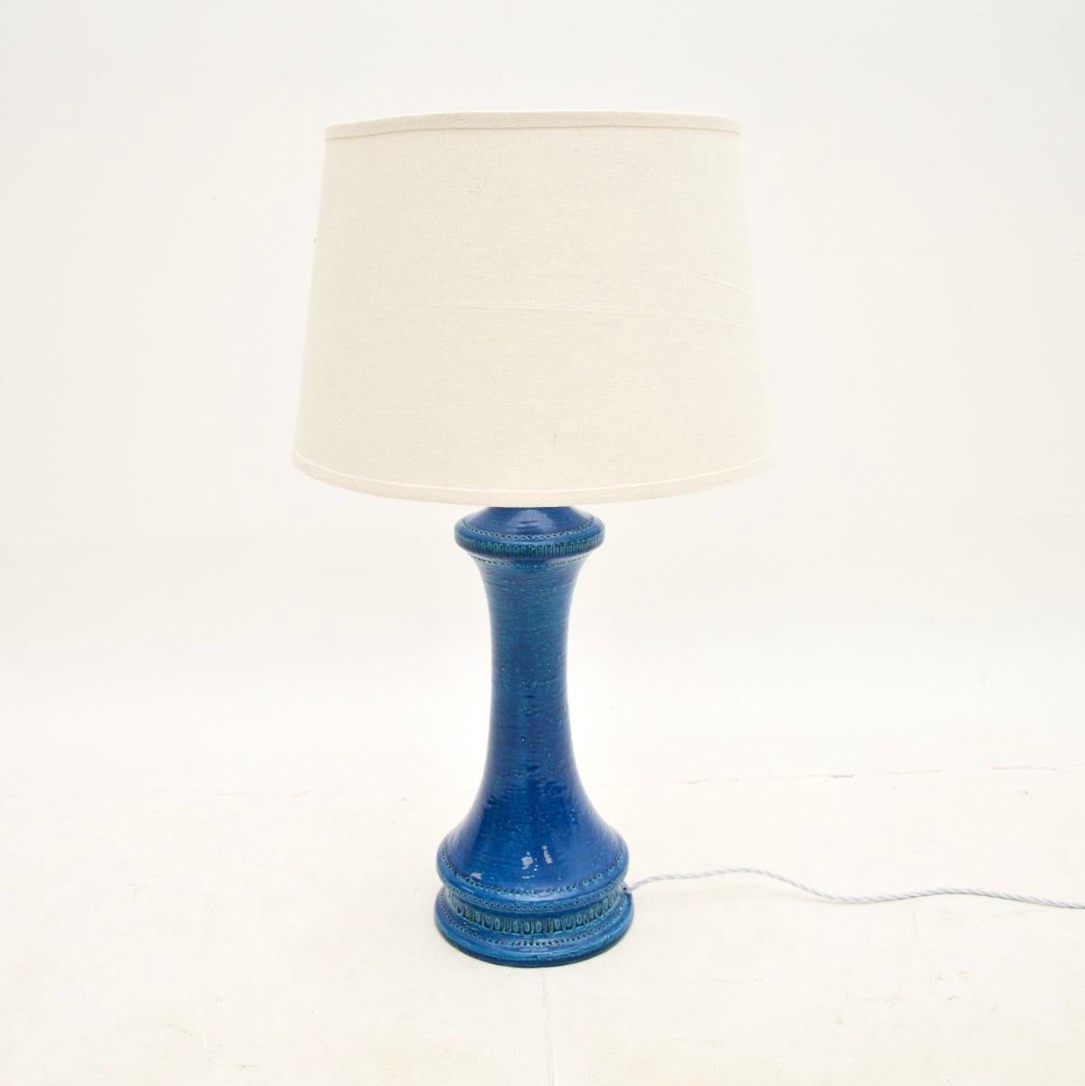 A stunning vintage Italian ceramic table lamp by Aldo Londi for Bitossi. It was made in Italy and dates from around the 1960’s.

It is in beautiful rimini blue, with a lovely design and gorgeous patterns. It is a large and impressive size, and would
