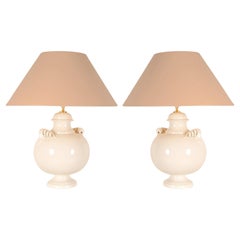 Paire de lampes de bureau italiennes vintage en céramique avec vase en majolique blanc cassé, fabriquées à la main