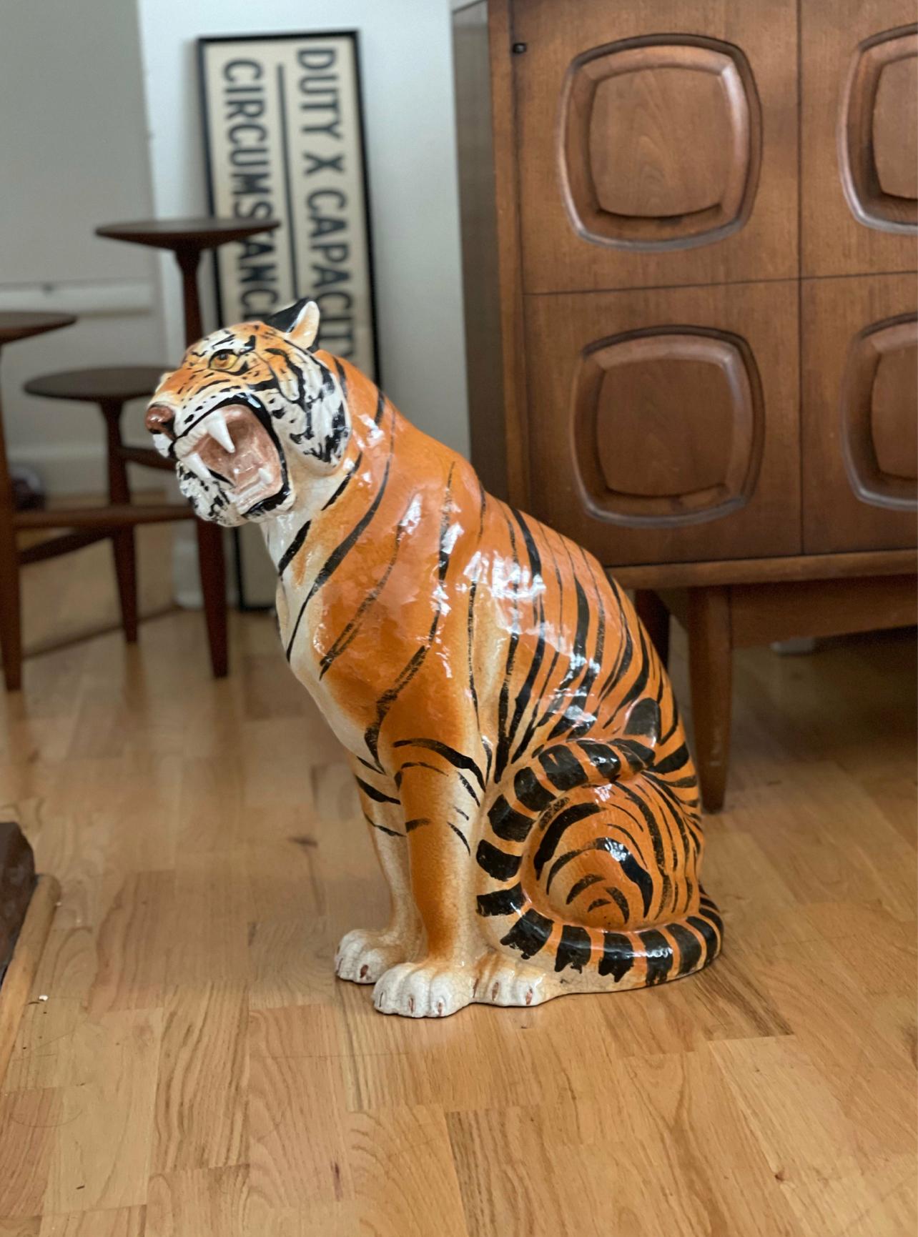 Die italienische Tigerstatue im Vintage-Stil aus Keramik ist ein auffälliges Dekorationsstück aus der Mitte des Jahrhunderts, das eine dynamische und lebensechte Darstellung eines Tigers zeigt. Mit ihren leuchtenden orangefarbenen und schwarzen