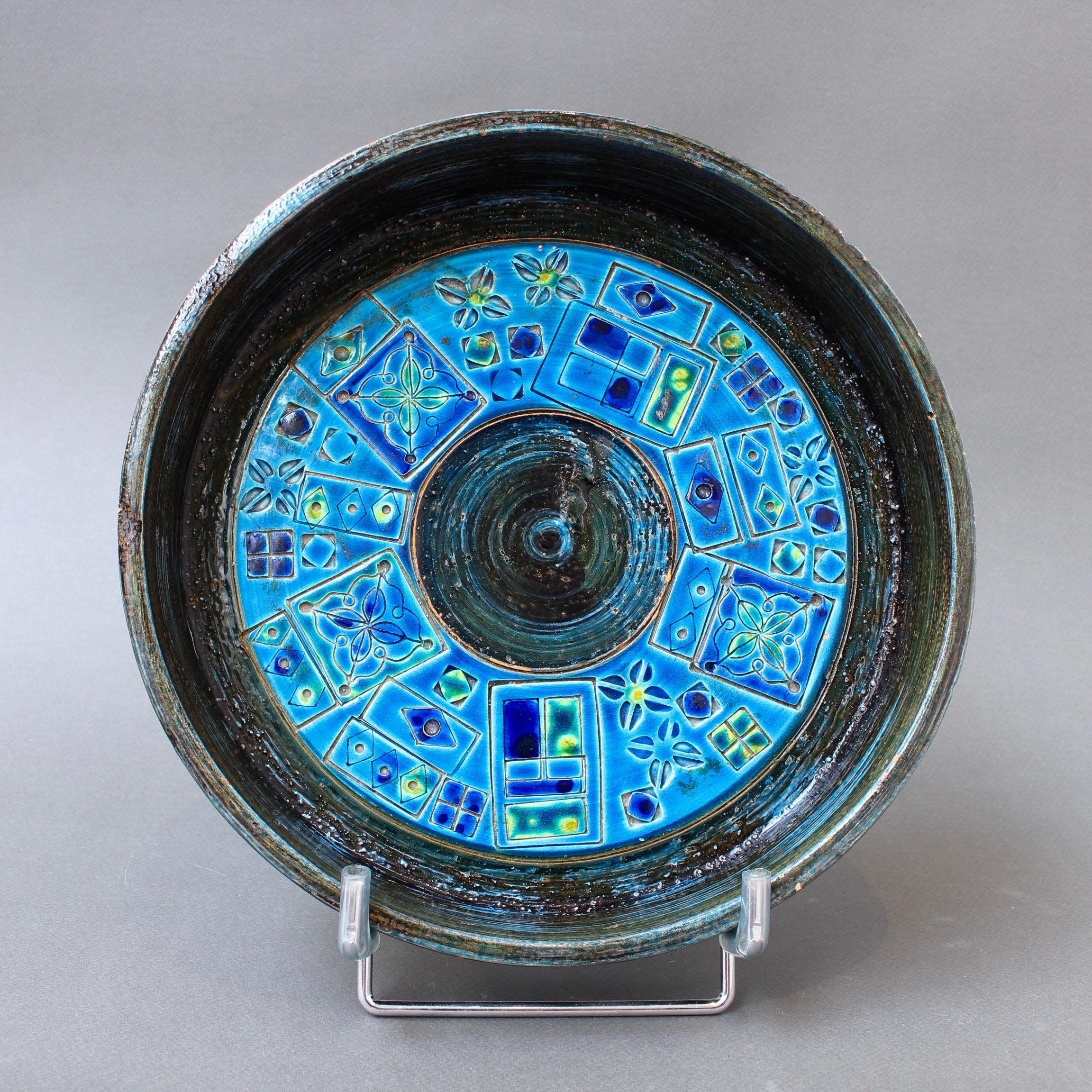 Mid-Century Italian ceramic tray by Aldo Londi for Bitossi (circa 1960s). The piece presents a glazed central Rimini 'blu' band at the centre of the base with geometric shapes filled with whimsical features, and elsewhere, a rough-textured