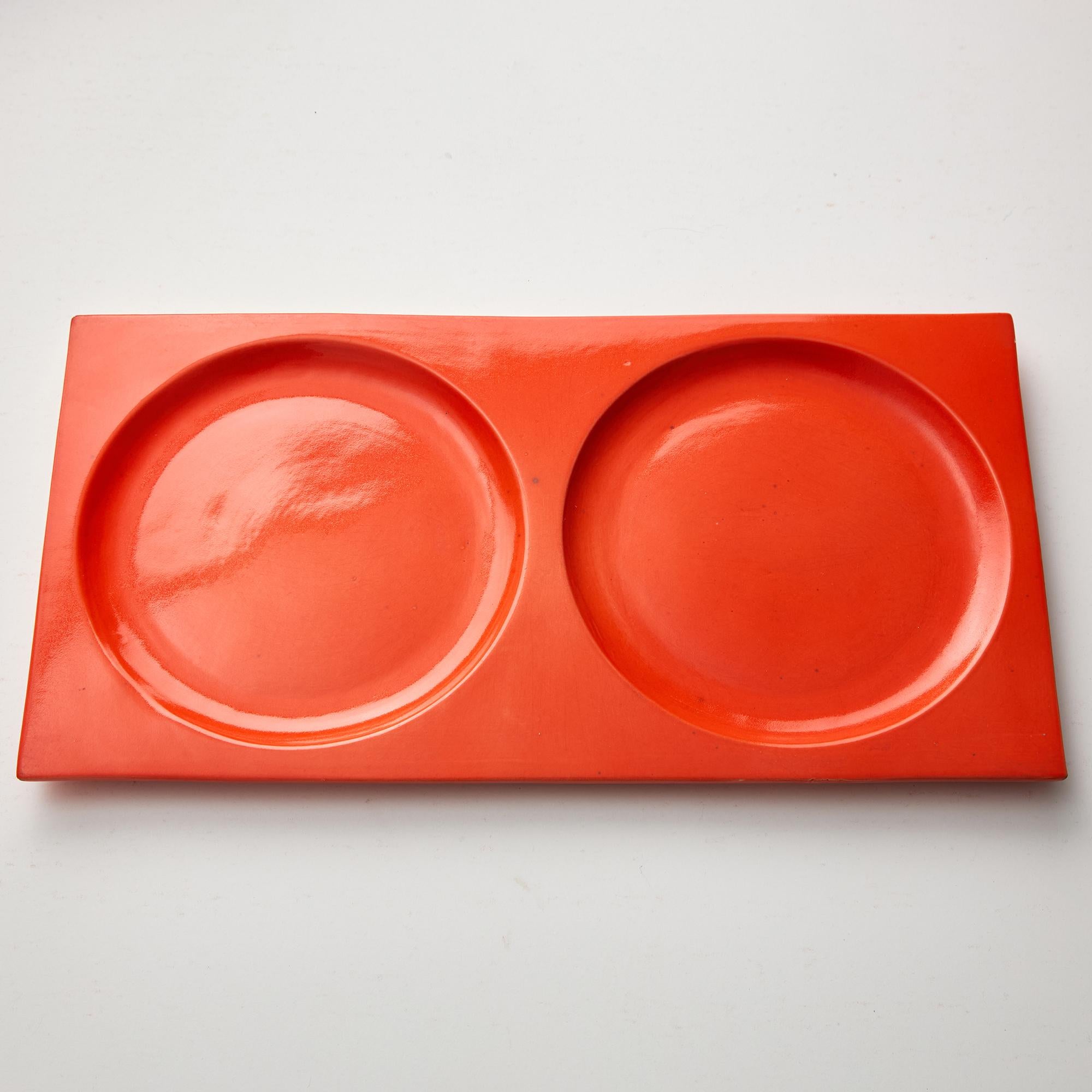 Scopri il fascino di questo squisito vassoio in ceramica italiana vintage, che presenta una splendida finitura arancione con smalto lucido. La tonalità vivace attira gli sguardi e crea un'atmosfera calda e invitante, perfetta per esporre i tuoi