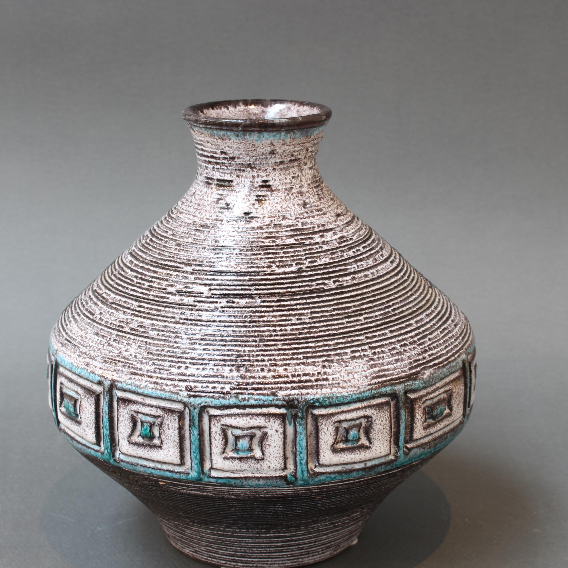 Vase vintage en céramique italienne à motif géométrique par Aldo Londi pour Bitossi (circa 1960). Découverte dans le centre-nord de l'Italie, cette pièce particulière a été bien conservée au fil des ans. Il est entouré d'une bande décorative avec un