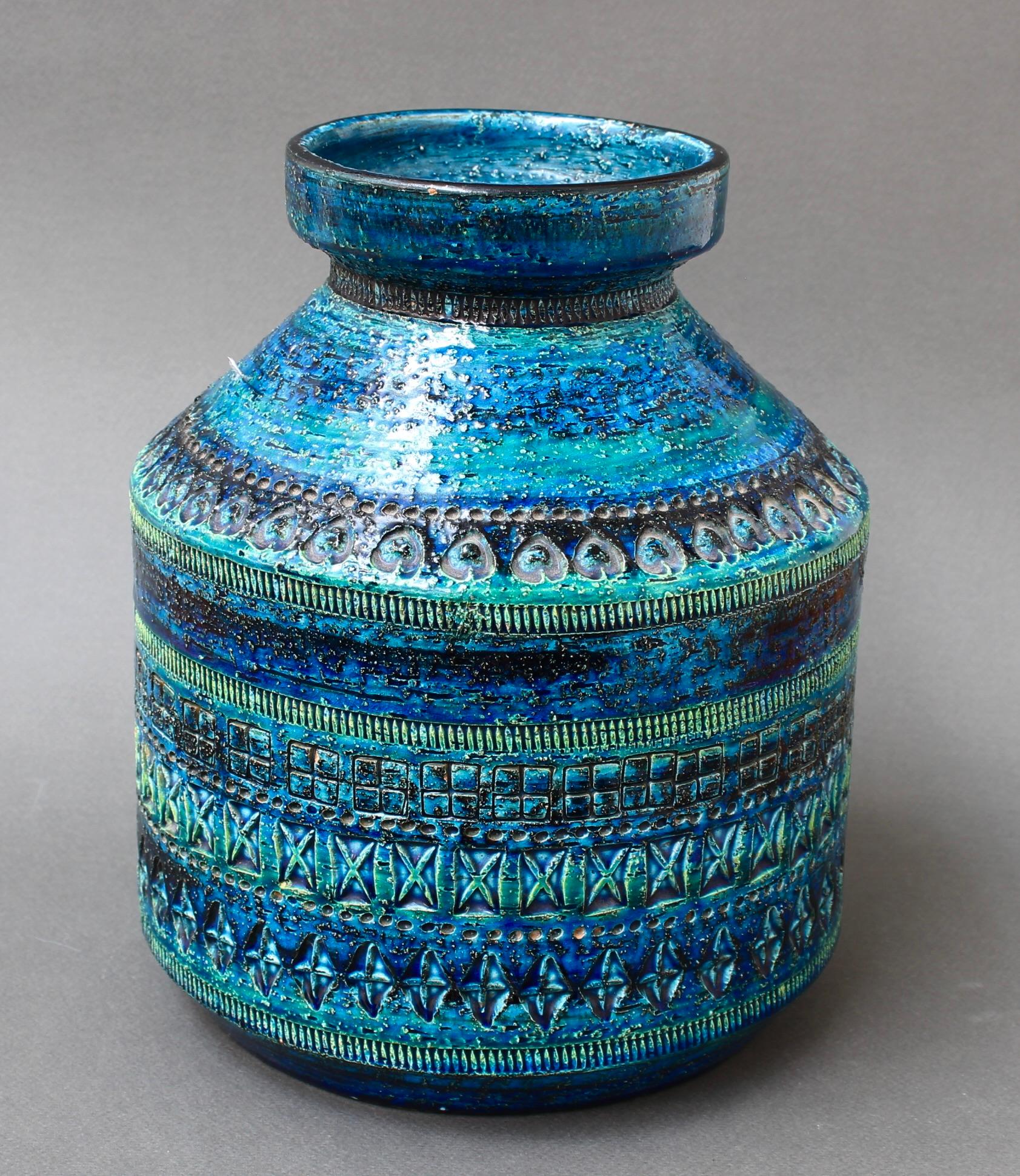 Vase vintage en céramique italienne en CIRCA avec motif géométrique par Aldo Londi pour Bitossi (circa 1960). Rimini Blu a été conçu par Aldo Londi en 1959 et est rapidement devenu la gamme emblématique de l'entreprise. Il a été appliqué à un large