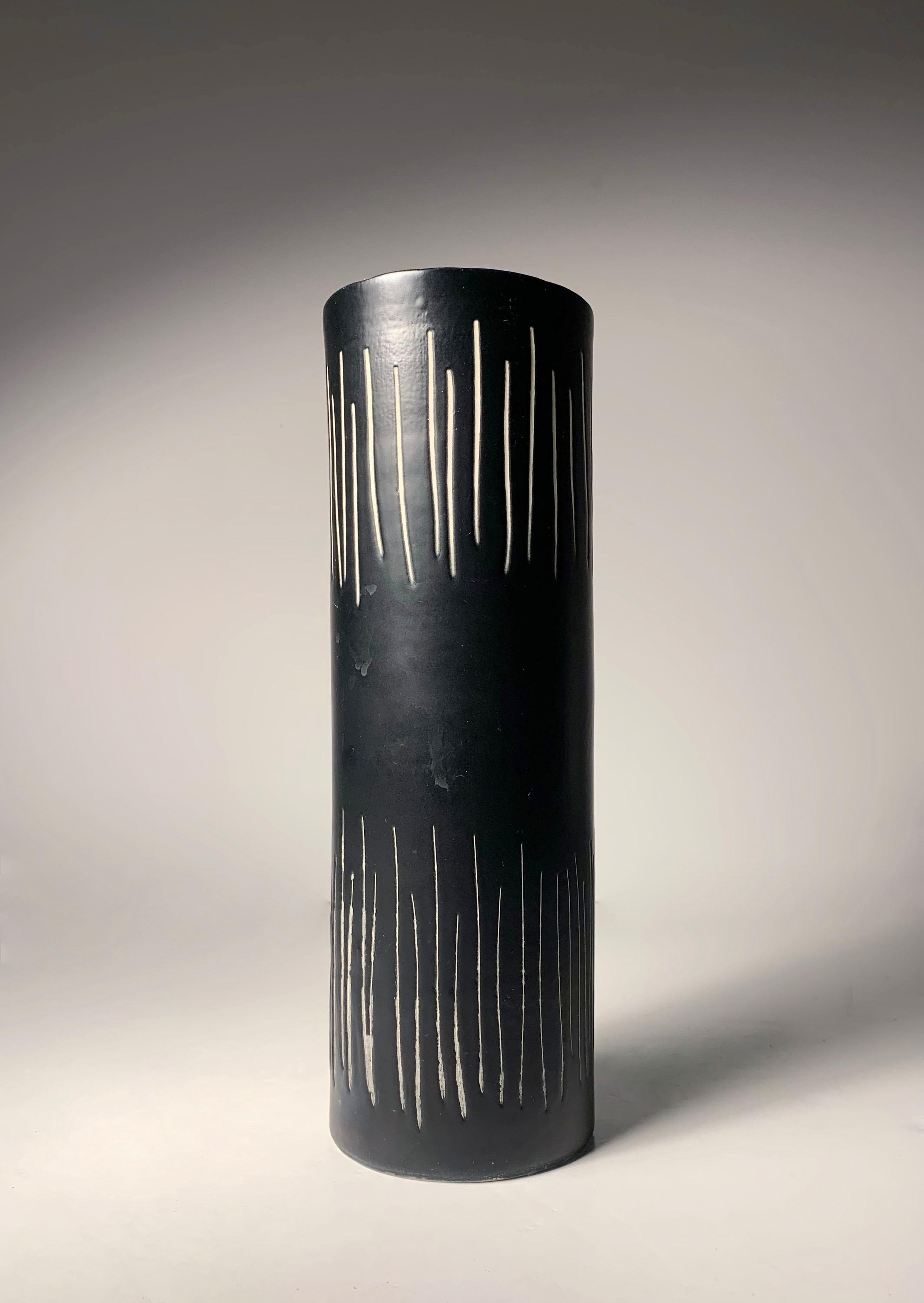 Vase aus italienischer Keramik von Alvino Bagni für Bitossi / Raymor. Wie im Detail der Innenseite gezeigt, handelt es sich um handgedrehte Vasen.