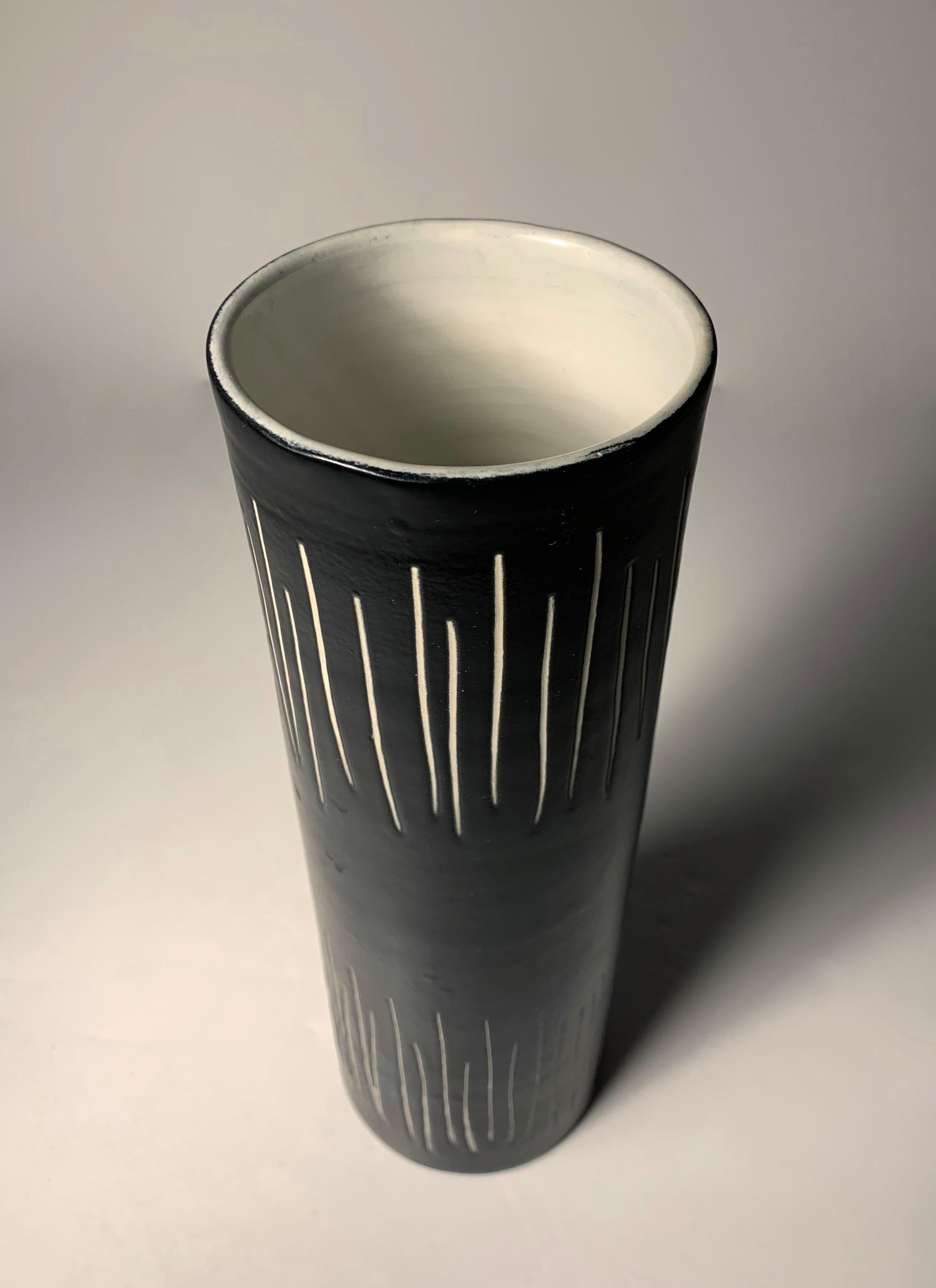 Vintage Italian Ceramic Vase by Alvino Bagni for Bitossi / Raymor Gunmetal Black In Good Condition For Sale In Chicago, IL