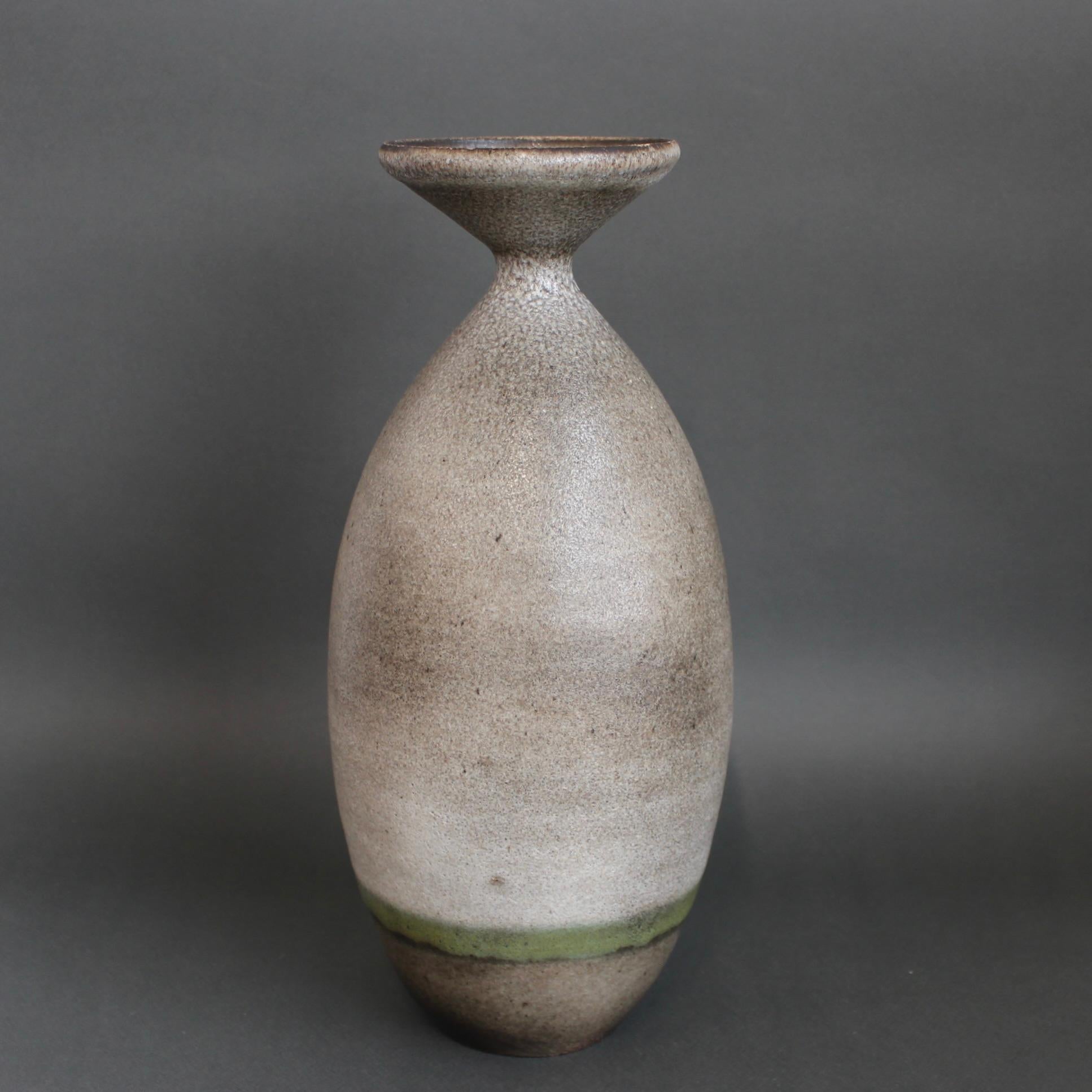 Vaso in ceramica italiana di Carlo Zauli (circa anni '70). Un pezzo modernista che ha preso in prestito la sua forma classica dall'antichità. Come un'antica Amphora senza manici, il vaso ha una presenza rassicurante con il suo grazioso corpo