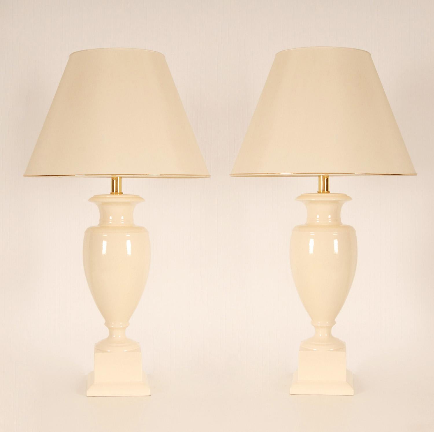 Vintage Italian Ceramic Vase Lamps off White Tall Modern Table Lamps, a Pair In Good Condition In Wommelgem, VAN