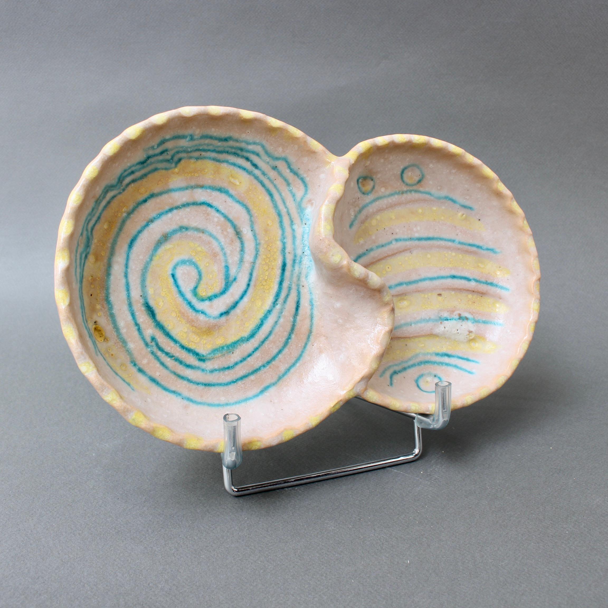 Vintage Italian decorative ceramic vide-poche or ashtray by Guido Gambone (circa 1950s). Decorated on the inside with yellow and turquoise spiralling as well as straight lines and circles, it is a delight to behold. Two ceramic circles of different
