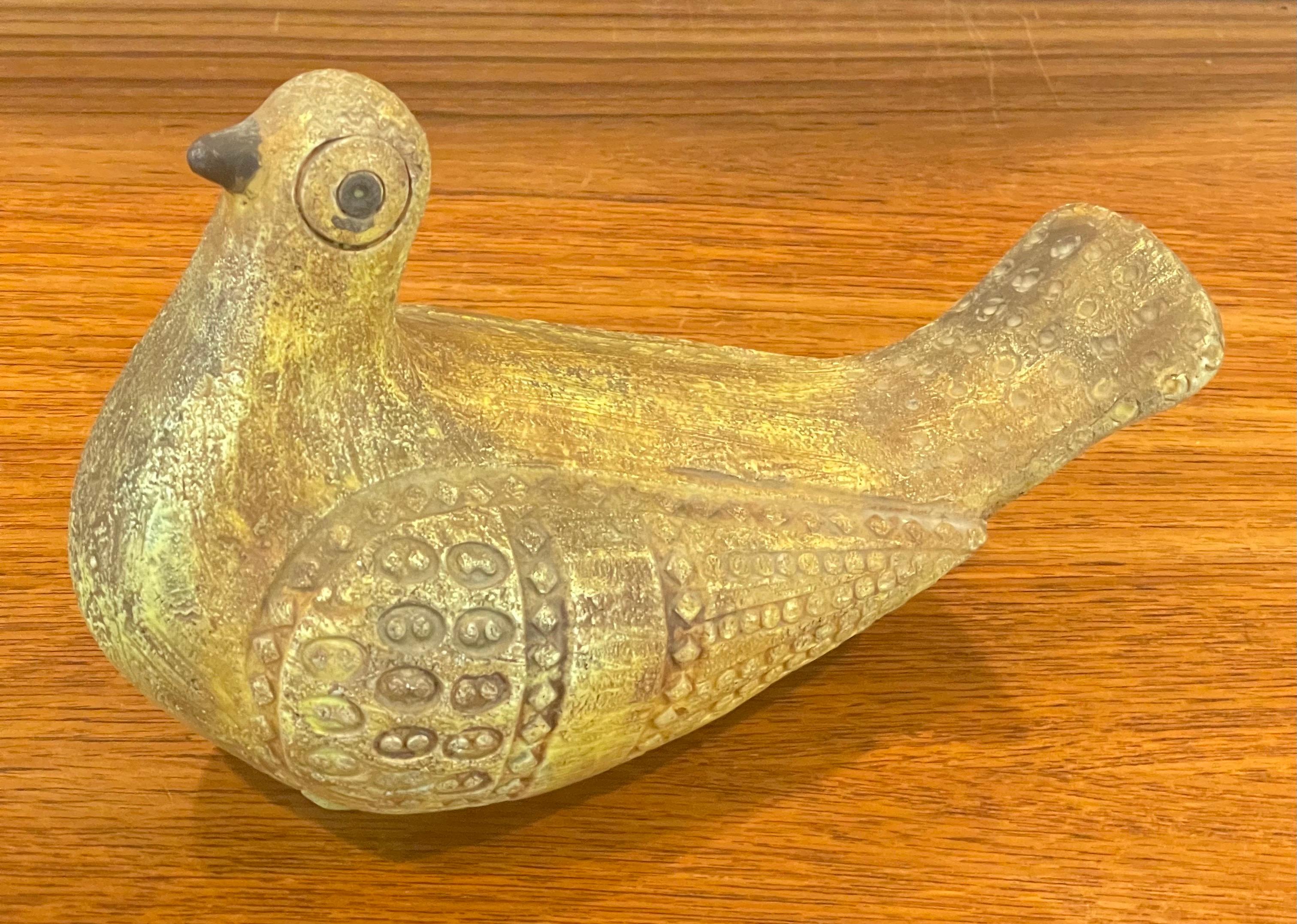 Vintage ceramiche bird sculpture by Aldo Londi for Bitossi Raymor, circa 1960s. The piece is in very good vintage condition with great color and texture; it would make a fantastic addition to any mid-century collection. The bird measures 9