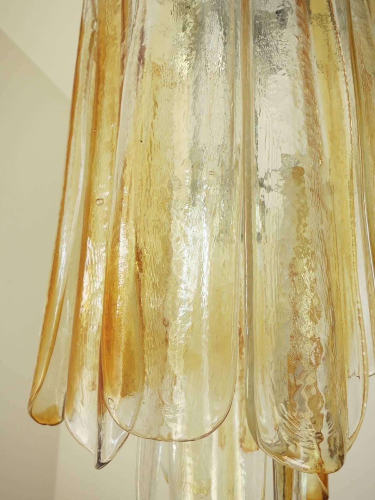 Milieu du XXe siècle Lustre italien vintage avec verre de Murano ambré et transparent par Mazzega en vente