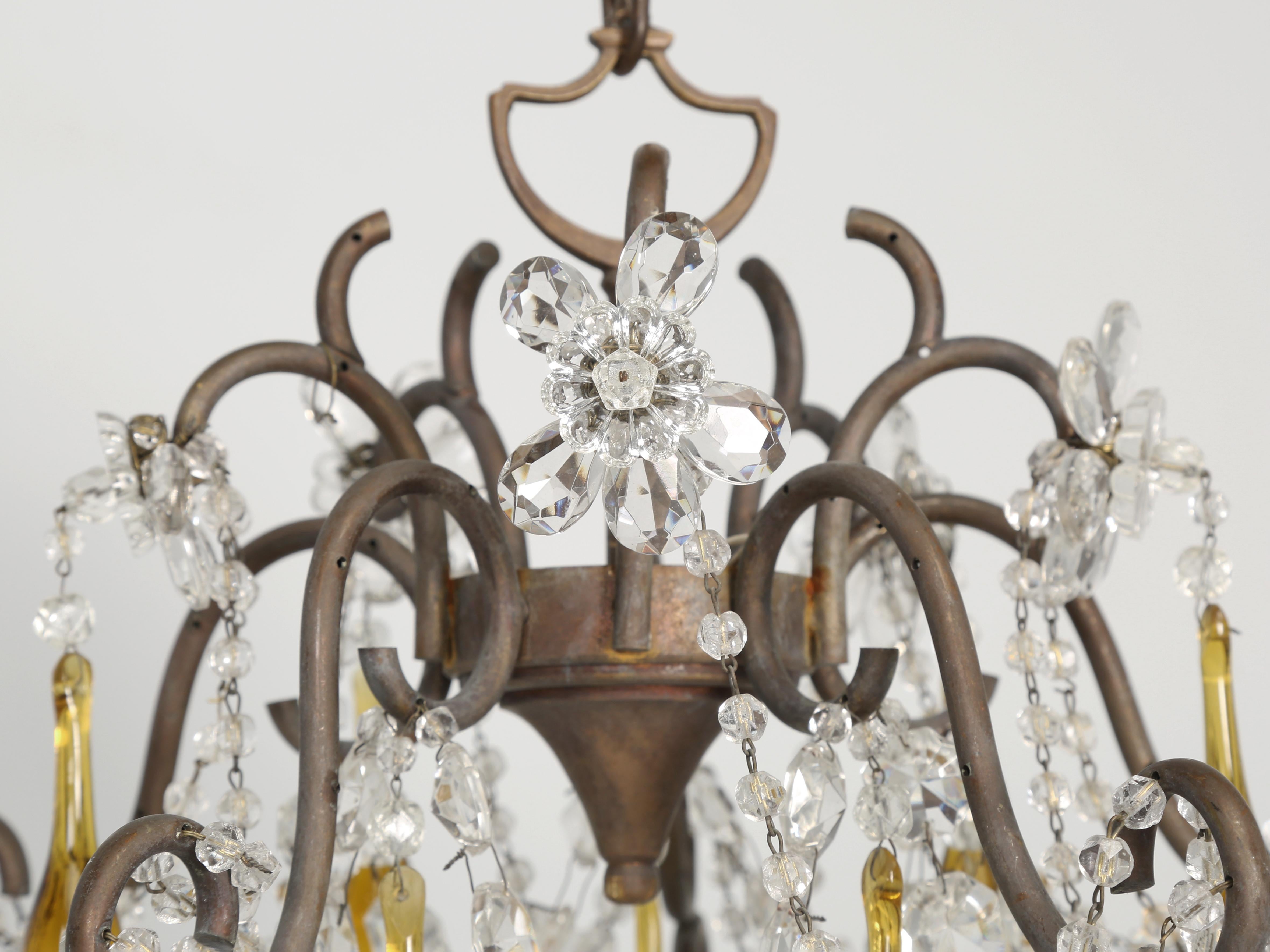 Italienischer Vintage-Kronleuchter mit bernsteinfarbenen Kristalltropfen, geschliffenen Glasblumen und Perlenketten. Der Kronleuchter wurde getestet und funktioniert einwandfrei. Keine früheren Reparaturen, die wir sehen können, und schauen Sie