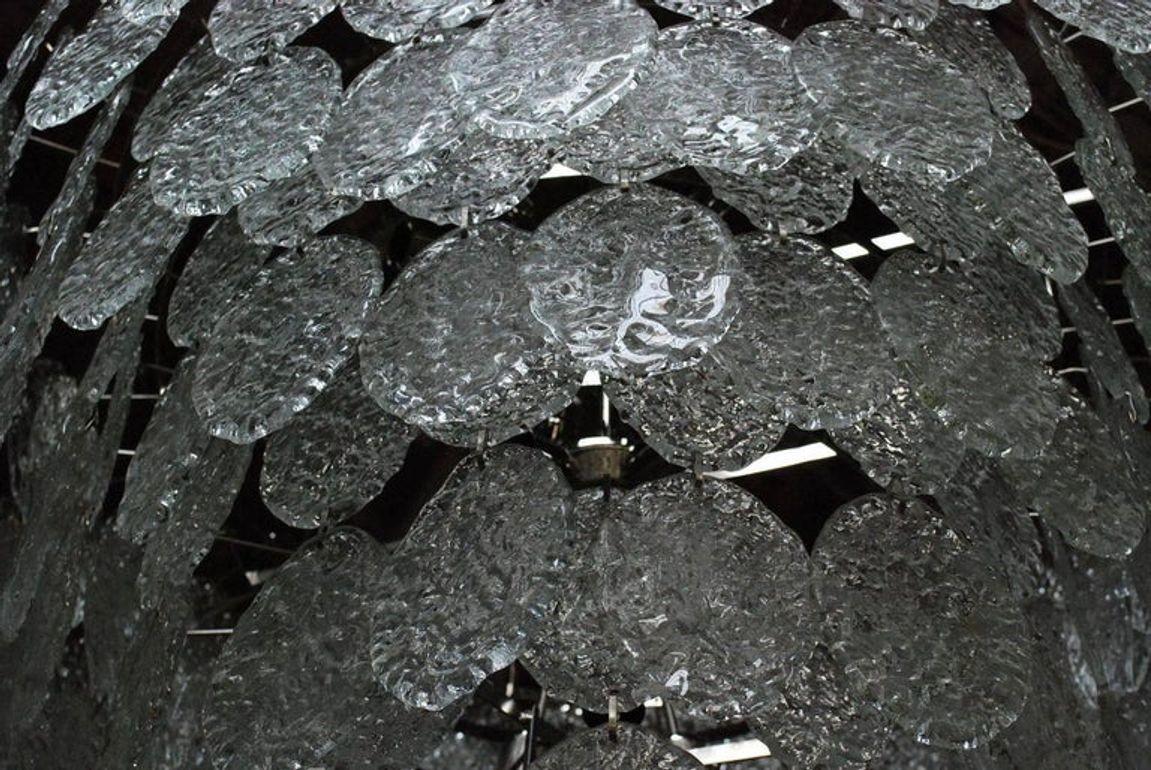 Italiano Lampadario italiano vintage con dischi ovali trasparenti di Murano, anni '60 in vendita
