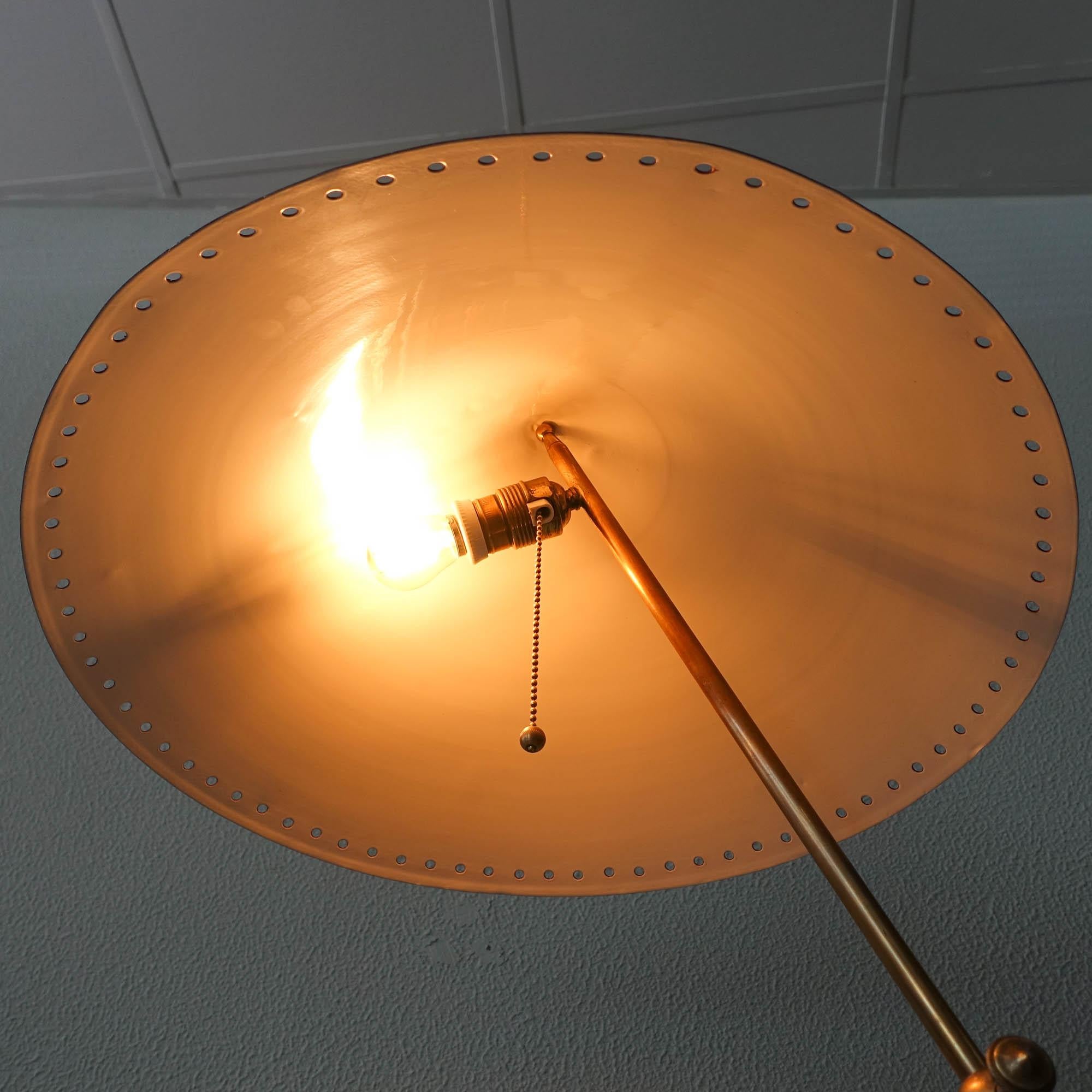 Italienische chinesische Hut-Stehlampe, 1950er Jahre im Angebot 1