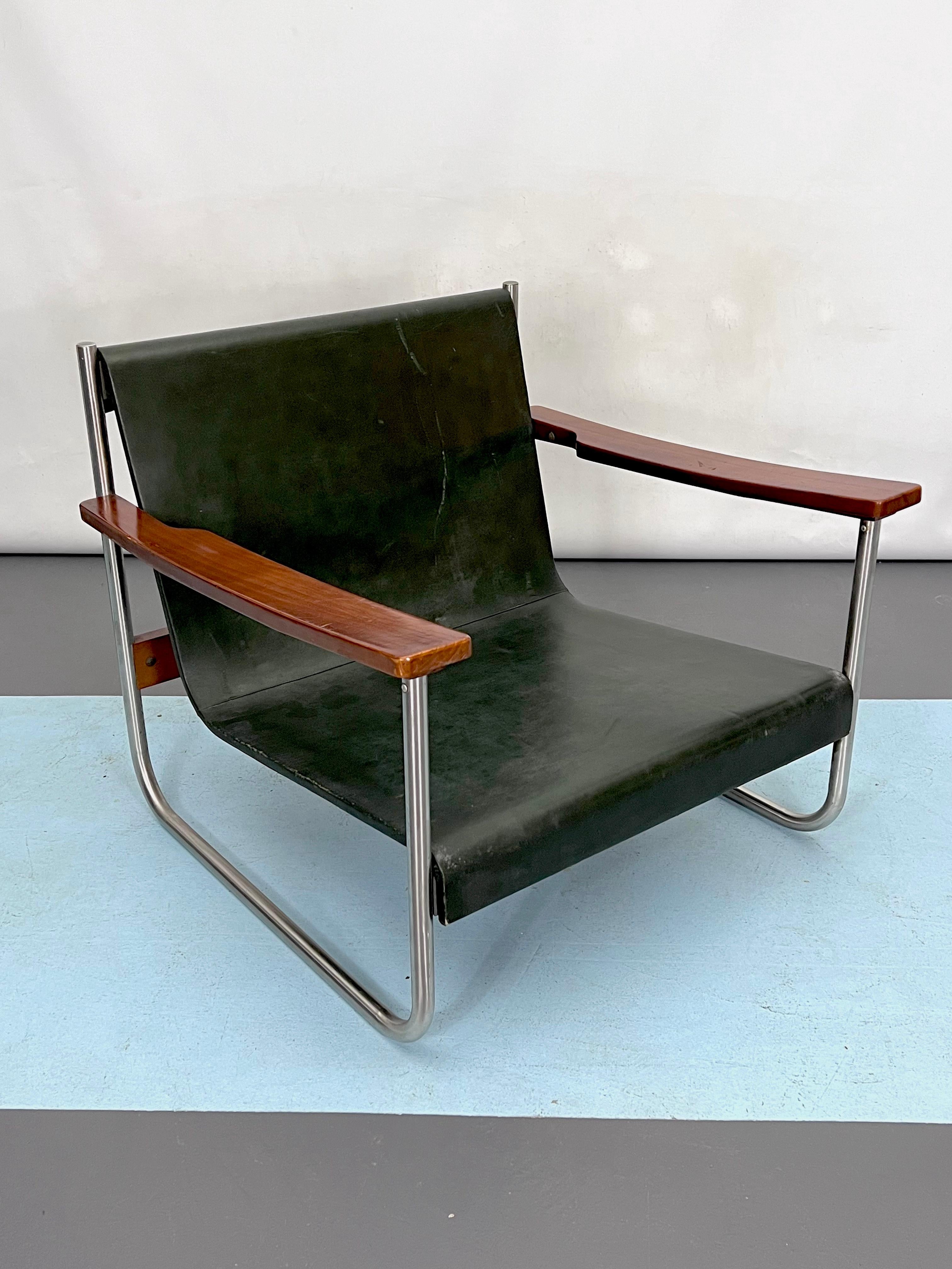 Fair vintage condition with trace of age and use for this lounge chair produced in Italy during the 60s and made from chrome, wood and leather. Some defects on the leather.
      
