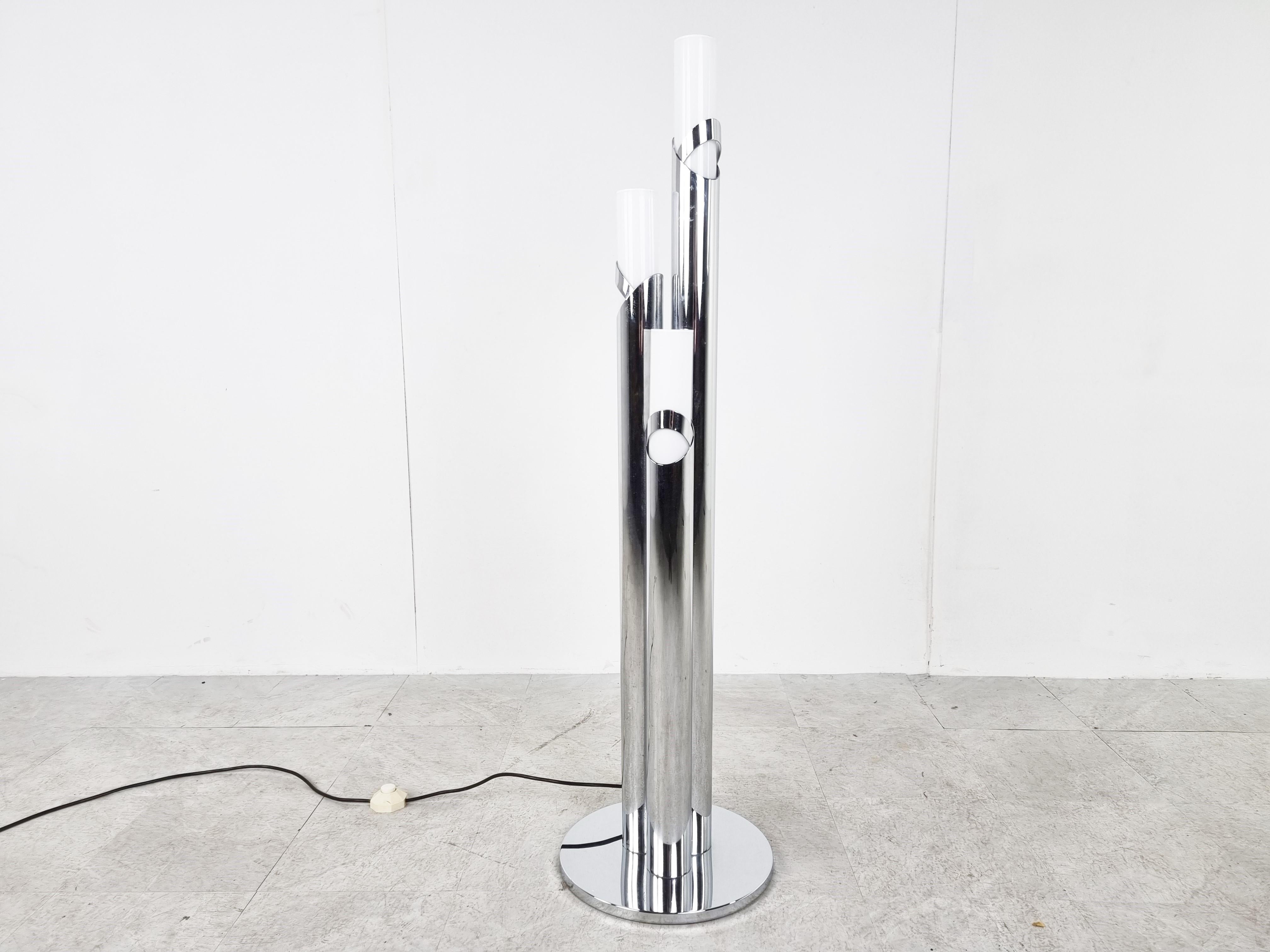 Modernist design chrome floor lamp made from chrome and white plexi lamp shades.

Beautiful, timeless design.

comes with a foot switch.

Good condition.

Works with regular E14 sized light bulbs.

1970s, Italy

Dimensions:
Height