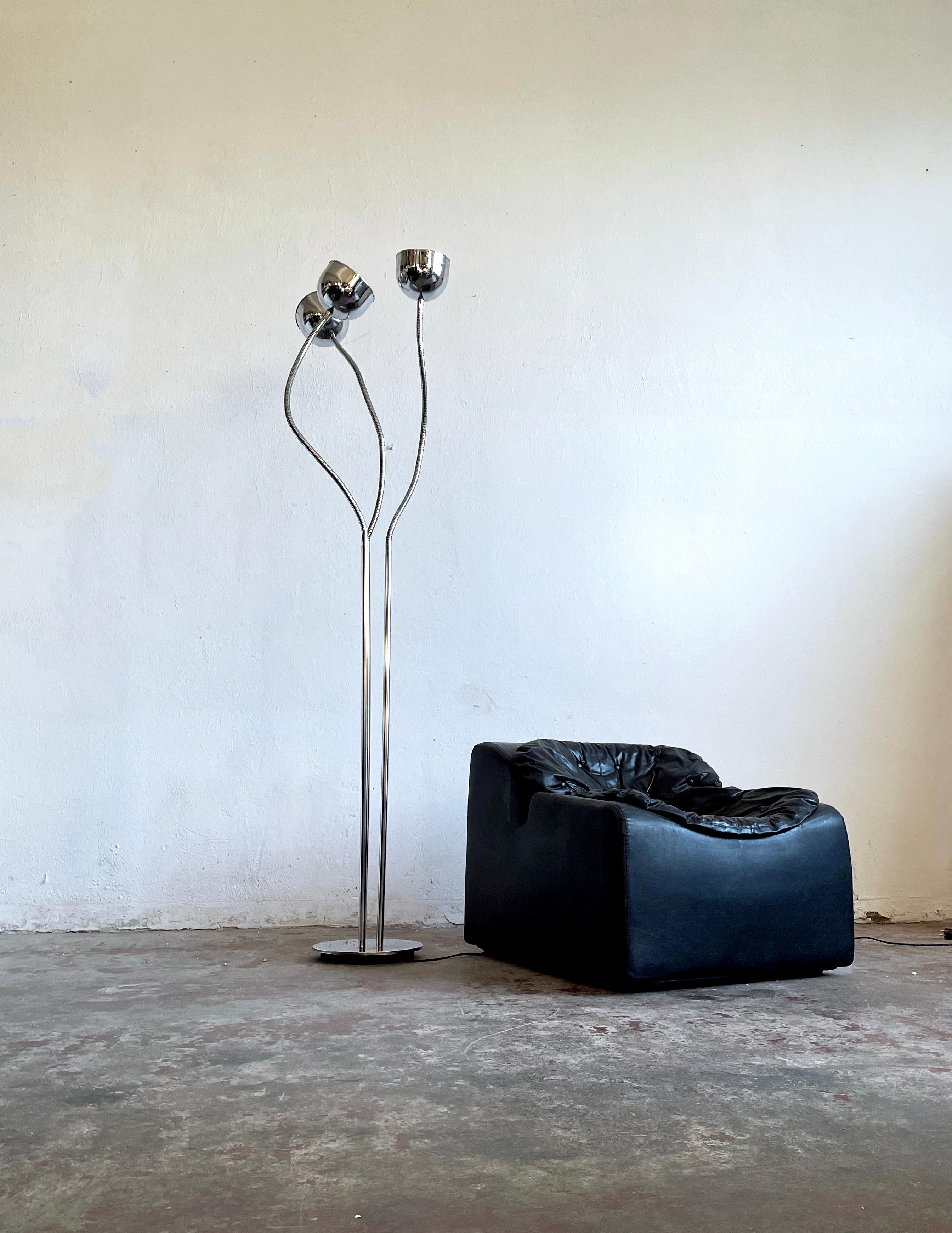 Large space-age Italian floor lamp featuring three adjustable arms

3x E27 lamp socket

Unknown designer and manufacturer

The lamp is made of chromed metal. The lamp base has a very heavy cast iron core

The lamp is in a fully functional