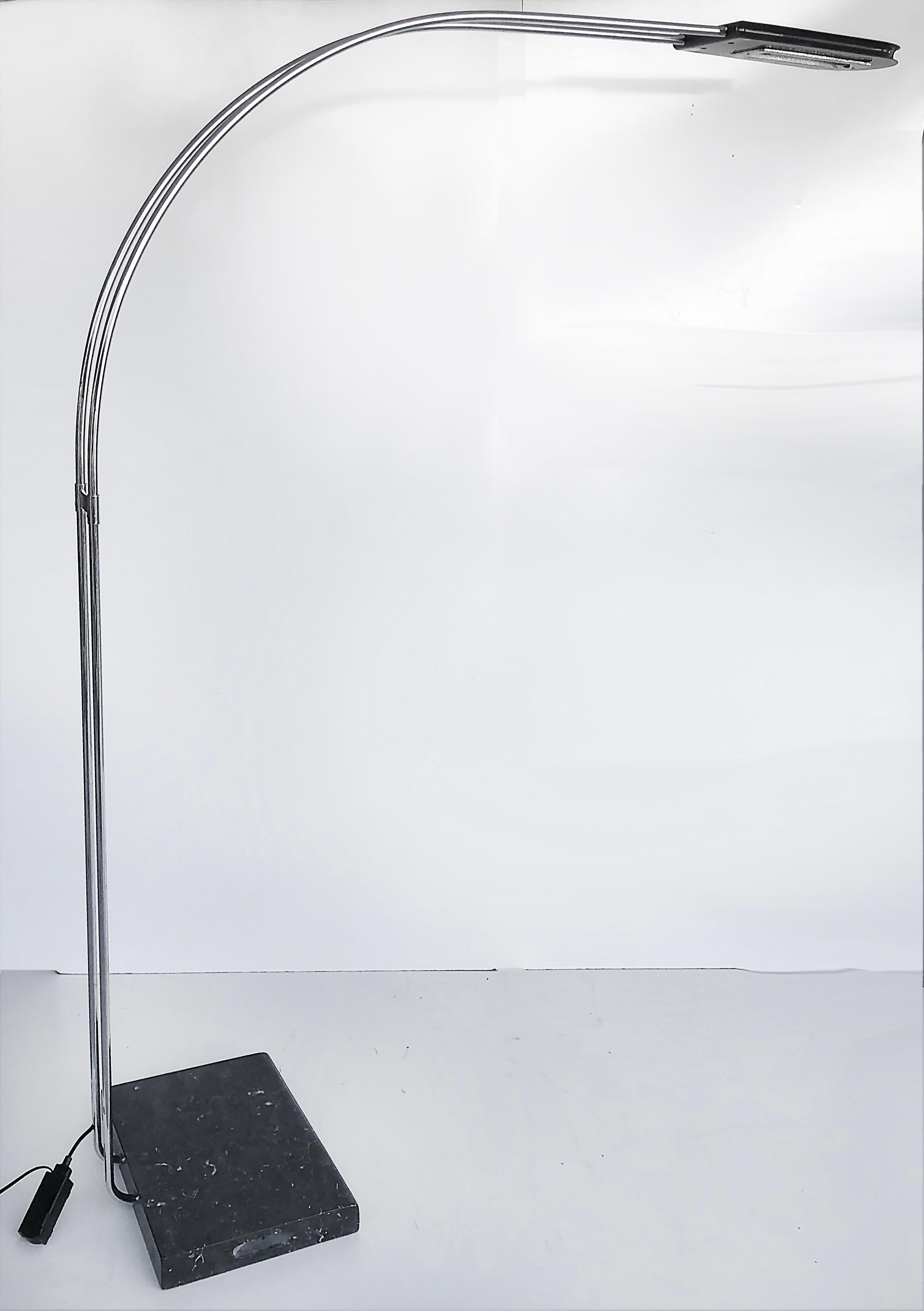 Vintage Italian Chrome Marble Halogen Arch floor lamp avec Dimmer 

Nous proposons à la vente un lampadaire halogène tubulaire italien en chrome et marbre. La lampe en arc utilise une ampoule halogène et comprend un variateur d'intensité intégré.