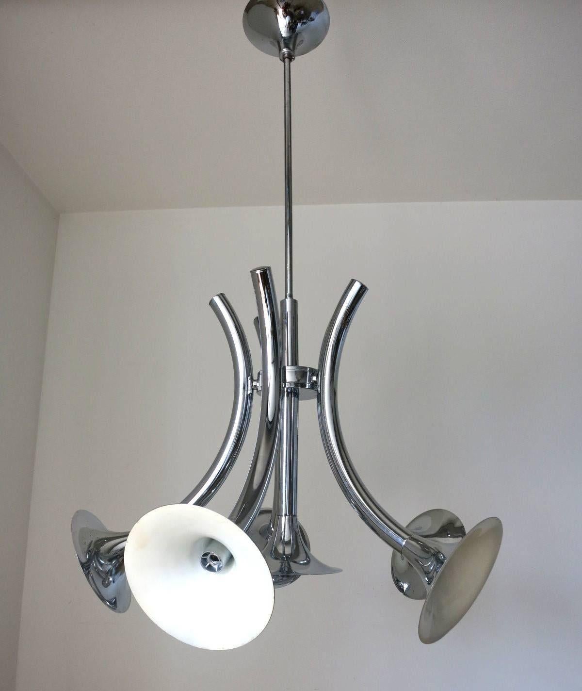 Vintage pendant made in Italy in the 1970's consisting of a unique trumpet design with 5 arm lights and a center light. Inside the chrome trumpets you can distinguish an enameled cream tone.
*Rewired to fit US Lighting Standards
Dimensions:
39