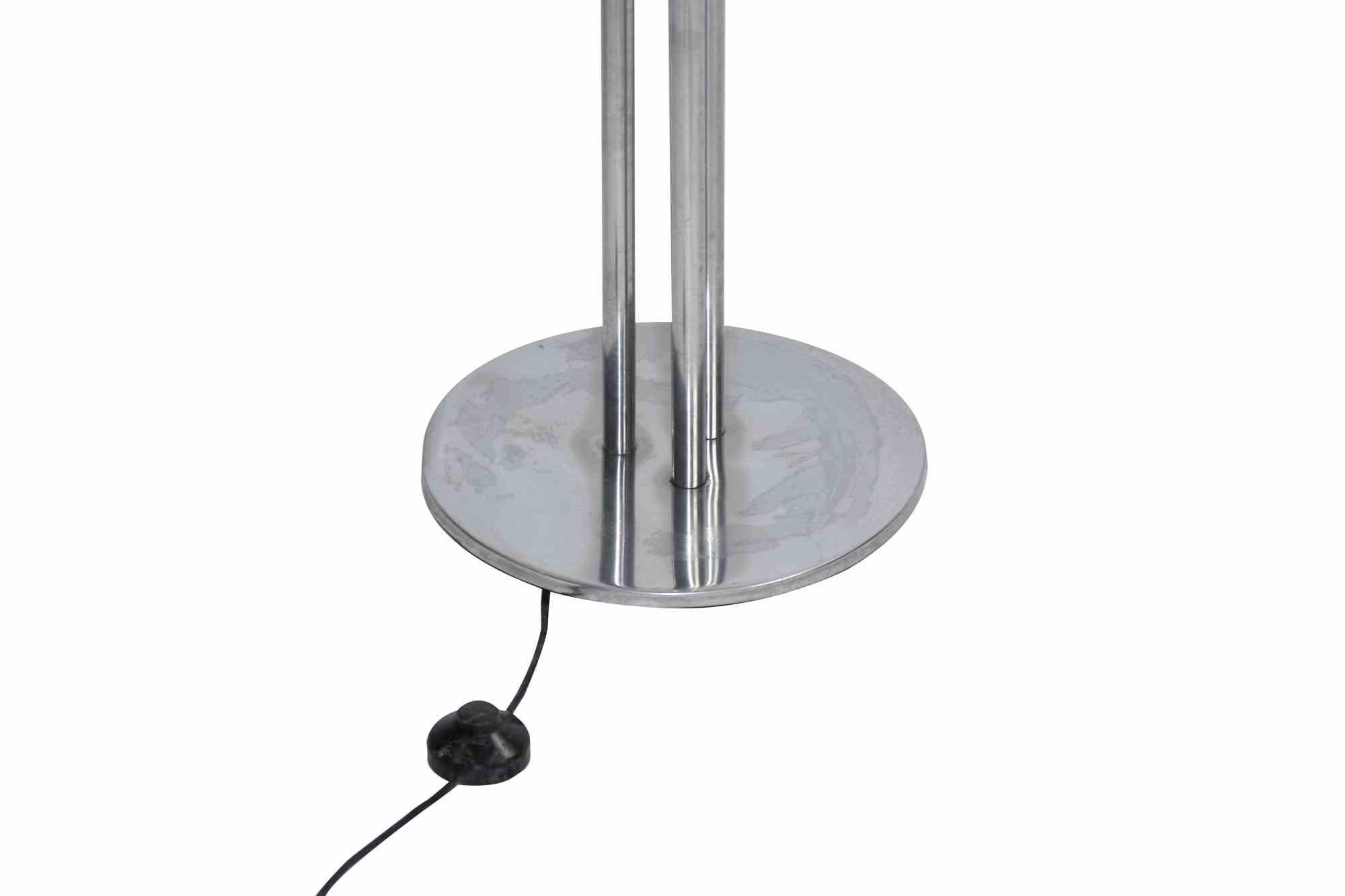 Italian chromed steel floor lamp is an original decorative lamp realized by Goffredo Reggiani in the 1970s.

Arched lamp with three arms, with round cast iron base (32.5 cm) central stem in chromed steel from which depart three adjustable arches