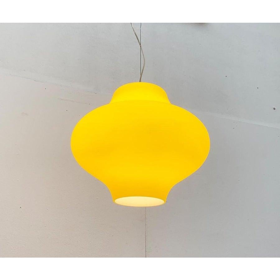 Rare glass pendant light by the Italian manufacturer Arteluce, designed by Rodolfo Dordoni from the early 80s.

A functional light source and an imposing luminous object in space. The diffuser heavy glass showing the symmetry of a rotary body. The