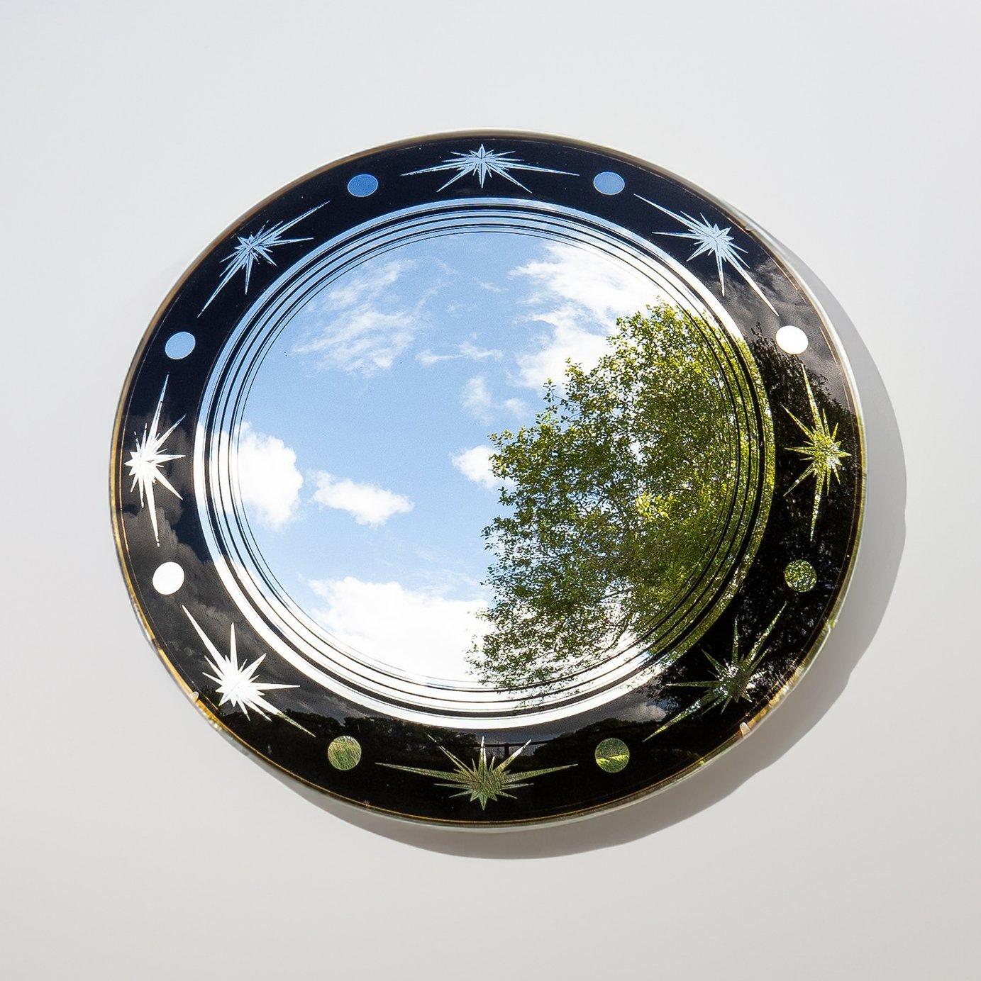 VINTAGE ITALIAN CIRCULAR CONVEX WALL MIRROR WITH STARBURST DESIGN, C. 1950S MID CENTURY

A stylish design with a black lacquered border with starburst motifs and a gilt edge.

Convex glass in its entirety to the edge.

It is in very good vintage