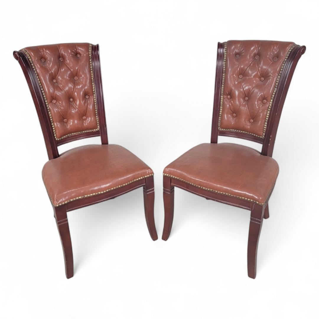Set italiano d'epoca di 2 sedie classiche in mogano con schienale a voluta e rivestimento in pelle con chiodi in oro antico - Coppia 


