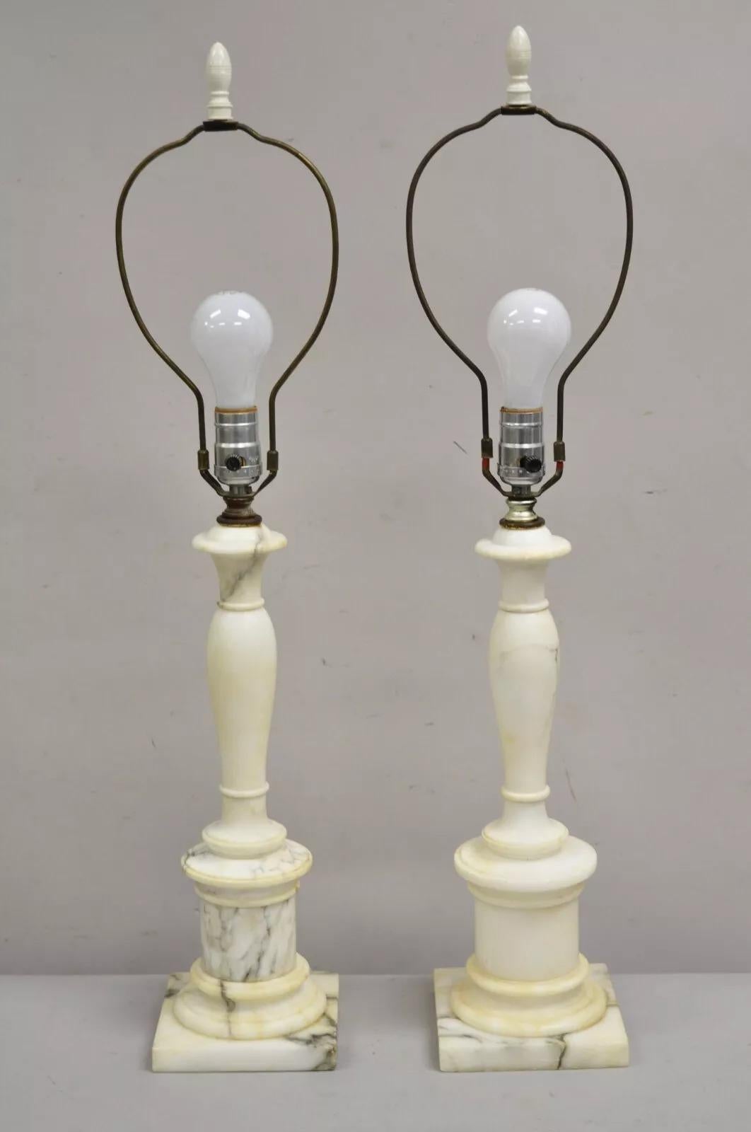 Vintage Lampade da tavolo classiche a colonna in marmo bianco intagliato - una coppia in vendita 4
