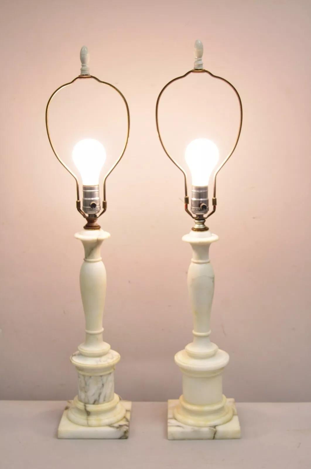 Vintage Lampade da tavolo classiche in marmo bianco intagliato a forma di colonna - una coppia. Circa metà del XX secolo. Misure: 29,5