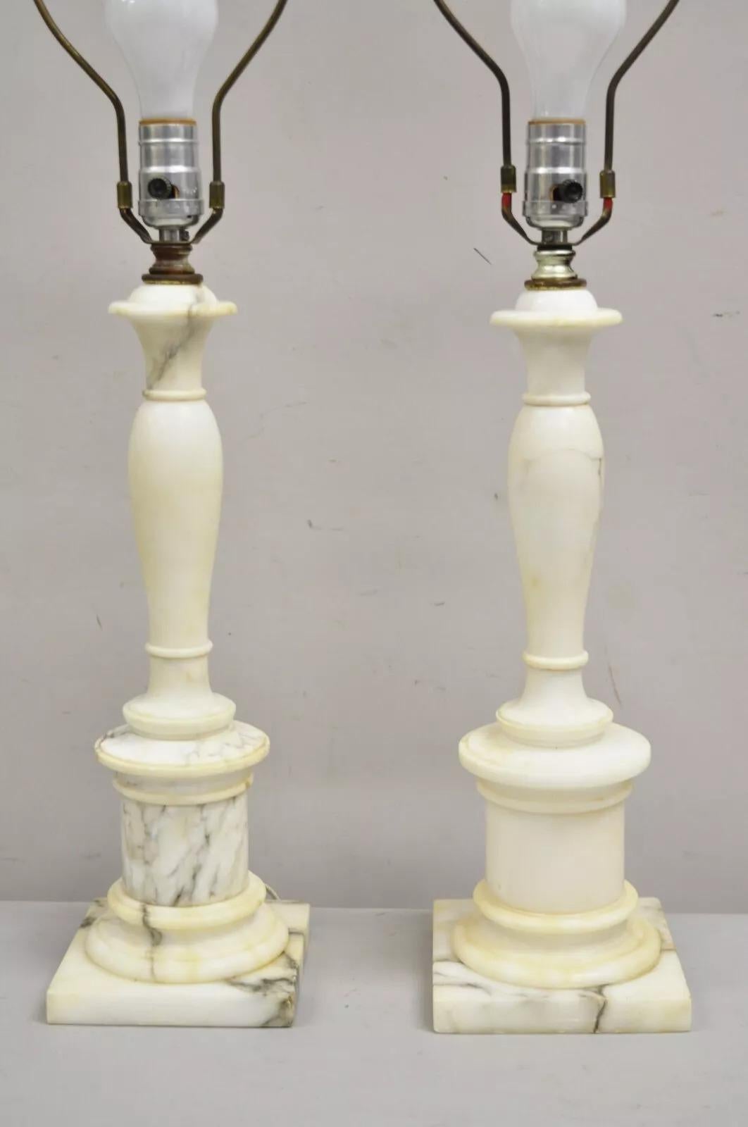 Altro Vintage Lampade da tavolo classiche a colonna in marmo bianco intagliato - una coppia in vendita