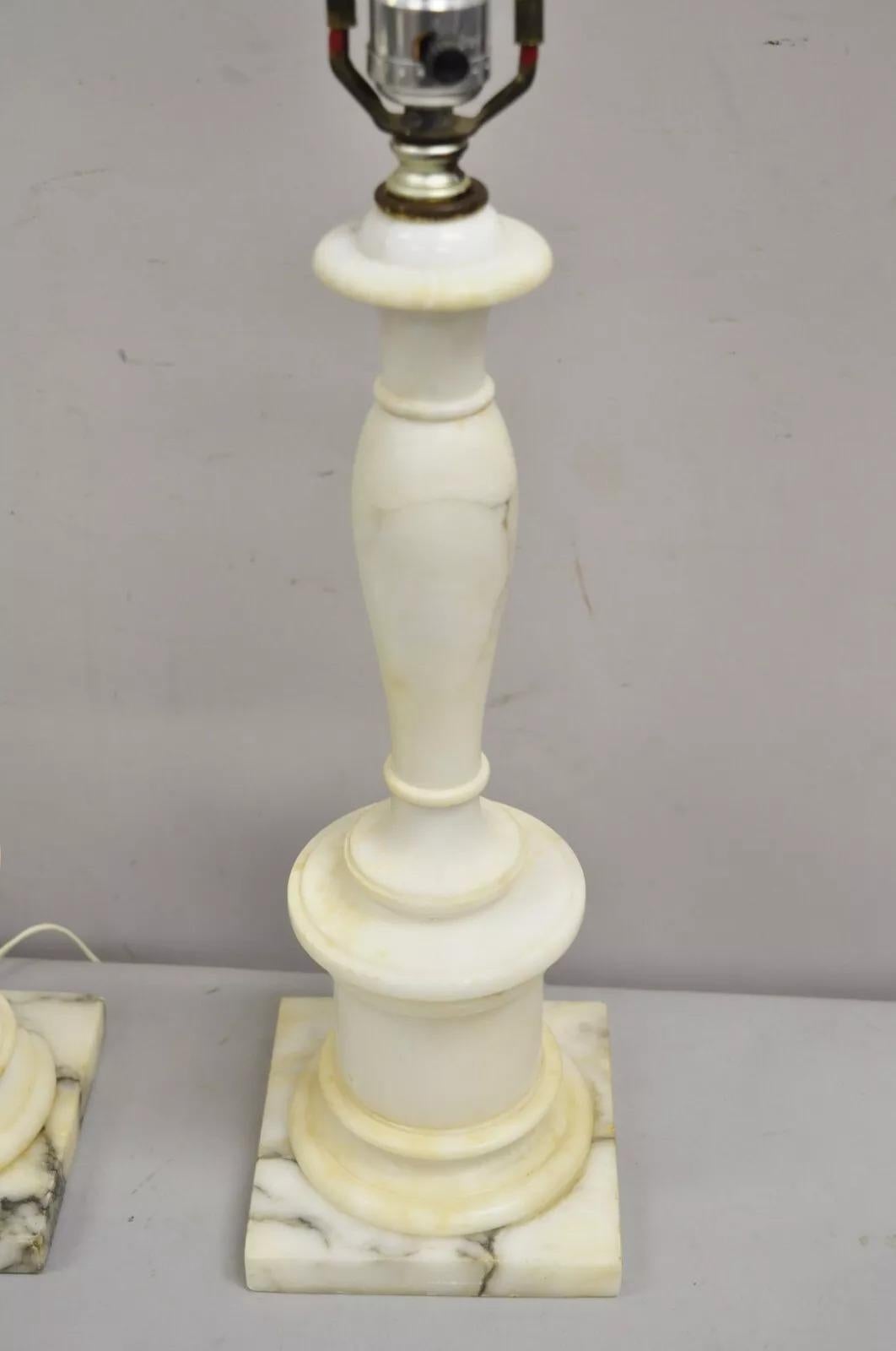 Sconosciuto Vintage Lampade da tavolo classiche a colonna in marmo bianco intagliato - una coppia in vendita