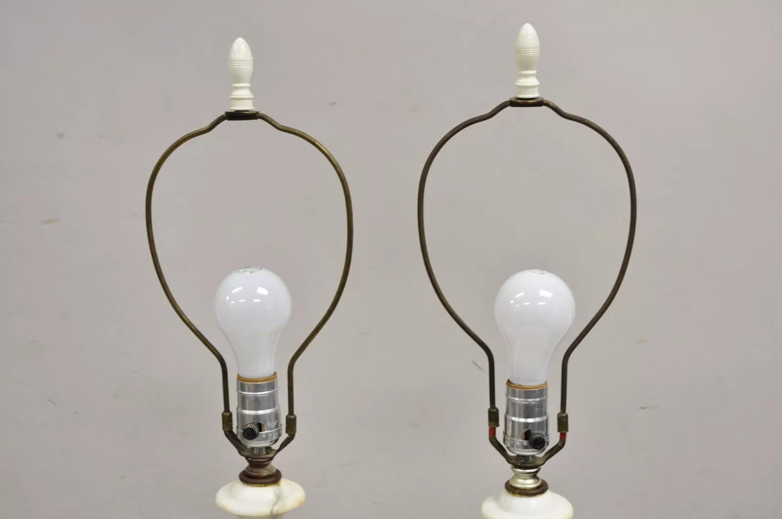 XX secolo Vintage Lampade da tavolo classiche a colonna in marmo bianco intagliato - una coppia in vendita