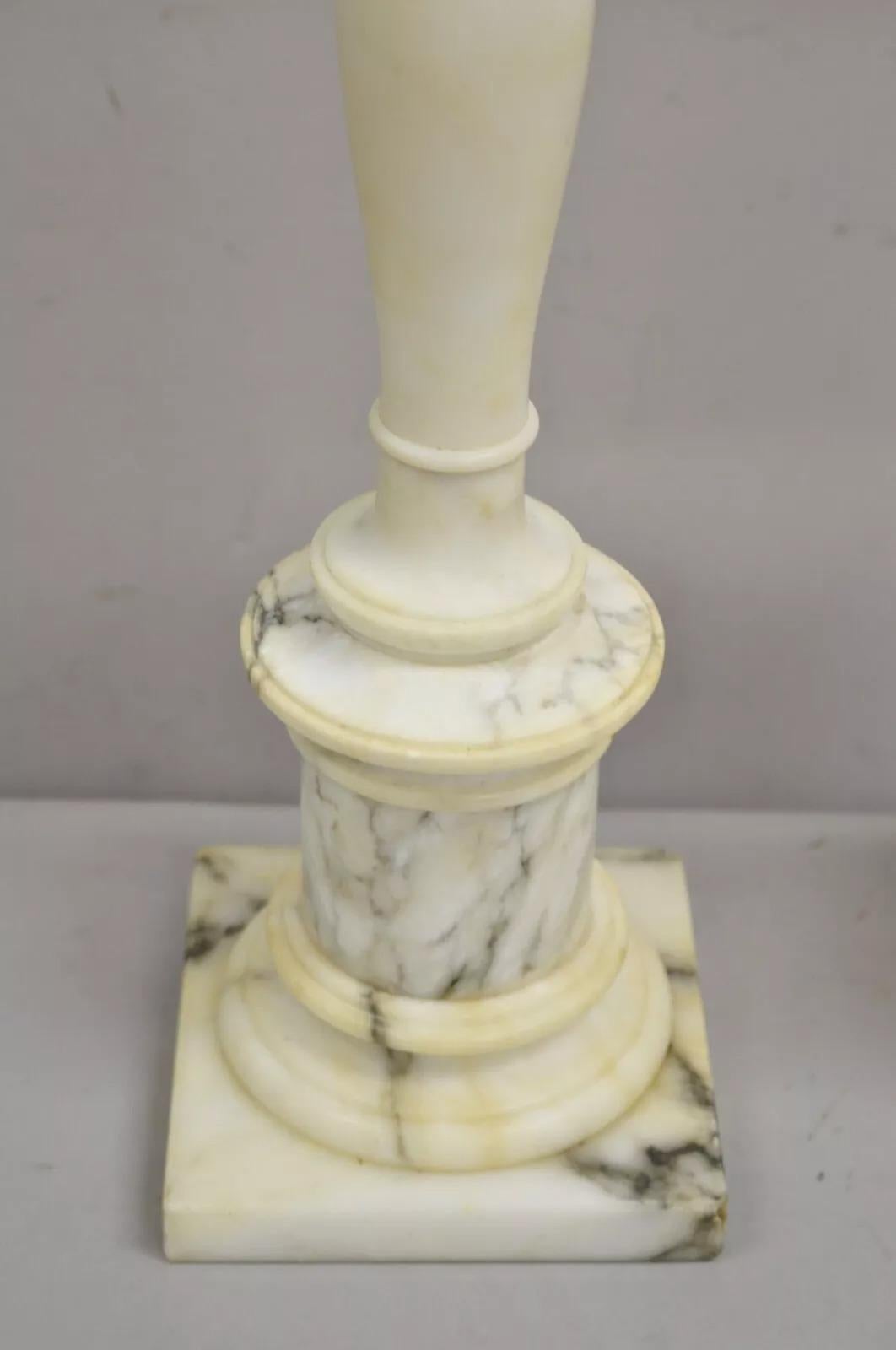 Marmo Vintage Lampade da tavolo classiche a colonna in marmo bianco intagliato - una coppia in vendita