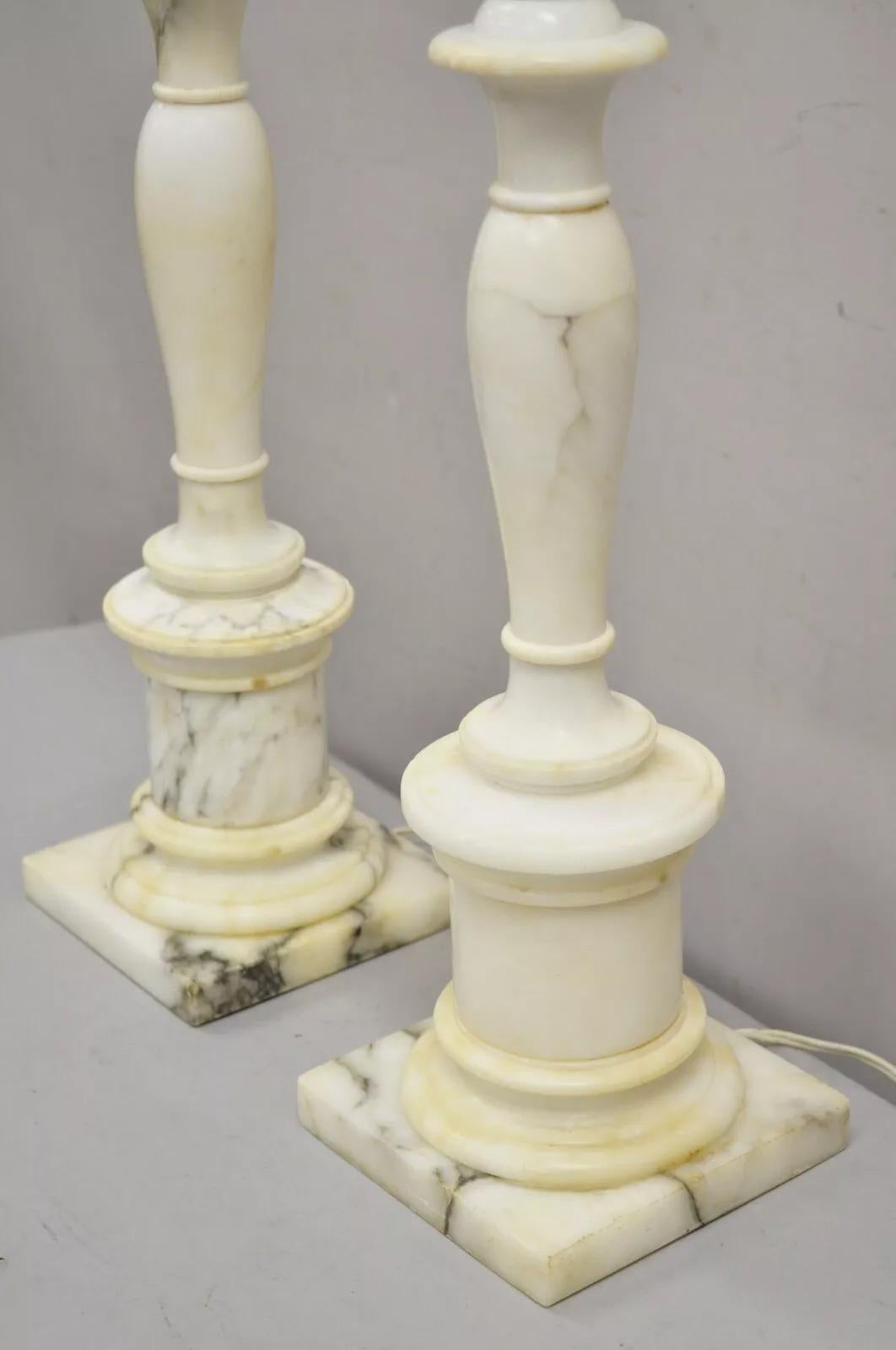Vintage Lampade da tavolo classiche a colonna in marmo bianco intagliato - una coppia in vendita 1
