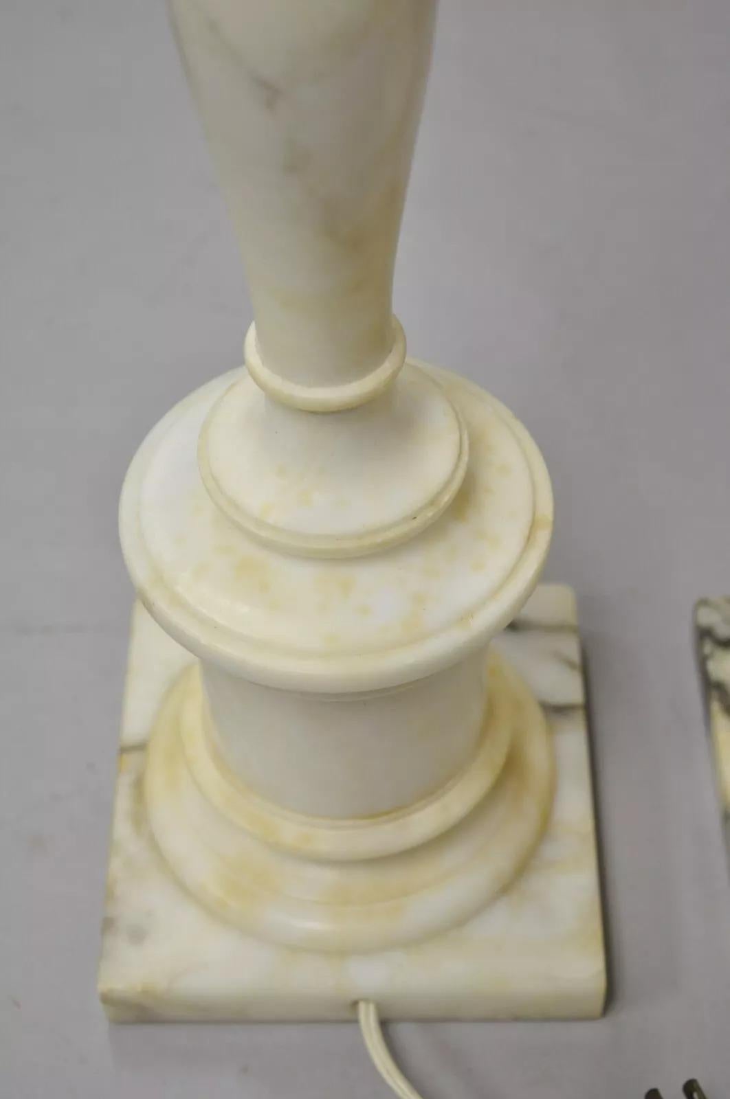 Vintage Lampade da tavolo classiche a colonna in marmo bianco intagliato - una coppia in vendita 2