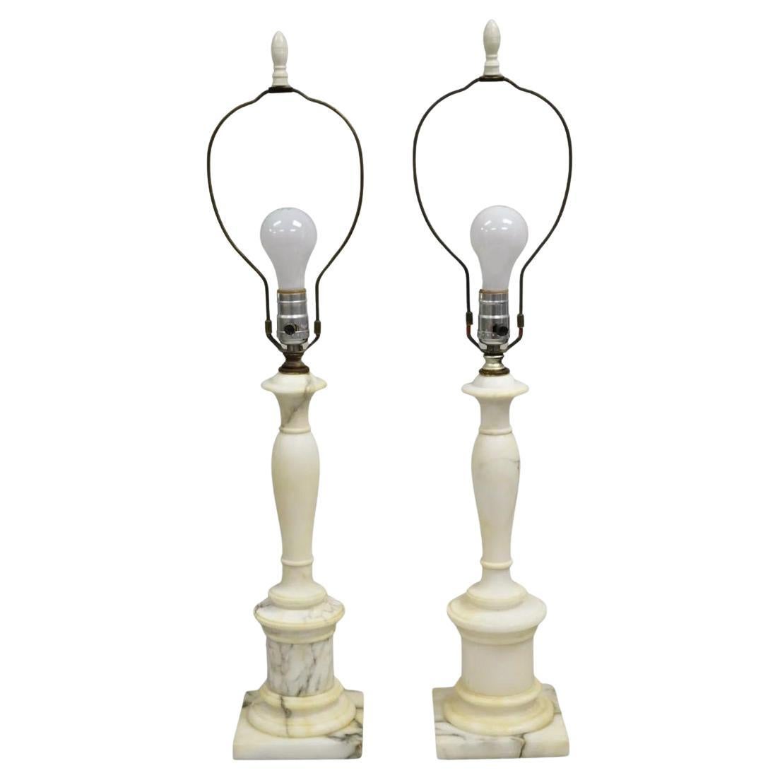 Vintage Lampade da tavolo classiche a colonna in marmo bianco intagliato - una coppia