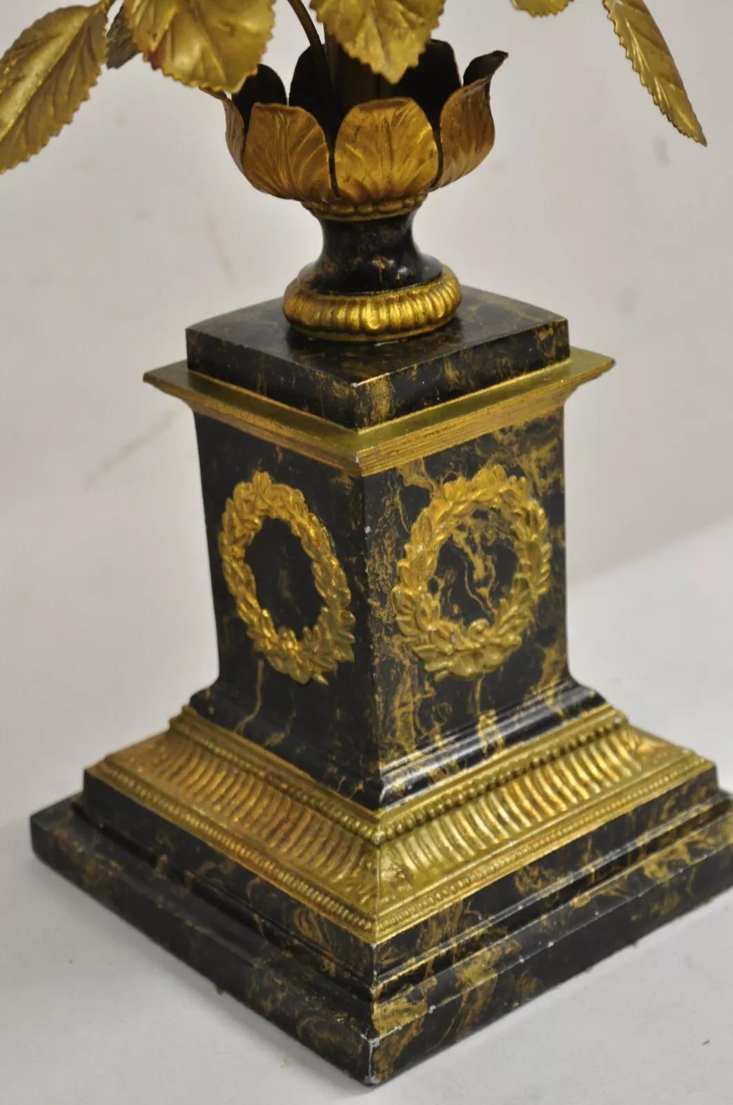 Vintage Italian Classical Leafy Foliate Gold Gilt Wreath Metal Table Lamp In Good Condition For Sale In Philadelphia, PA