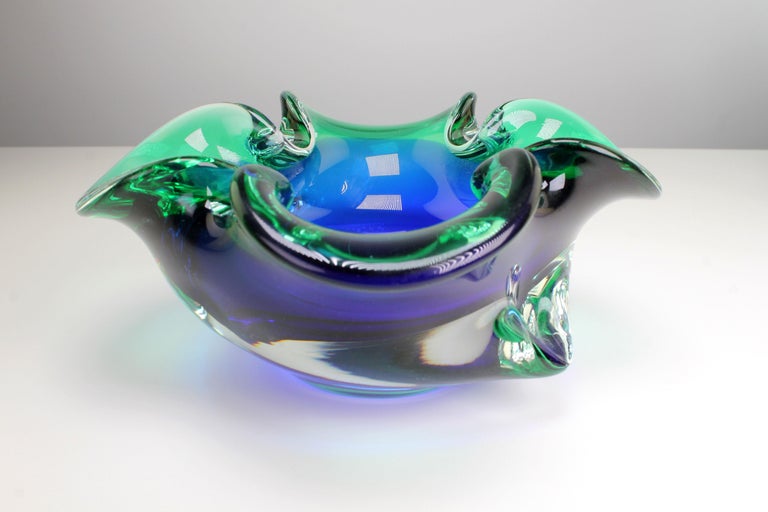 Vintage Italian Mid-Century Modern hand blown Murano Sommerso decorative art glass bowl, centerpiece or ashtray. Style of Seguso. Organic coral style shape with vibrant blue and green colors with flared sides and clear glass base. Stunning example