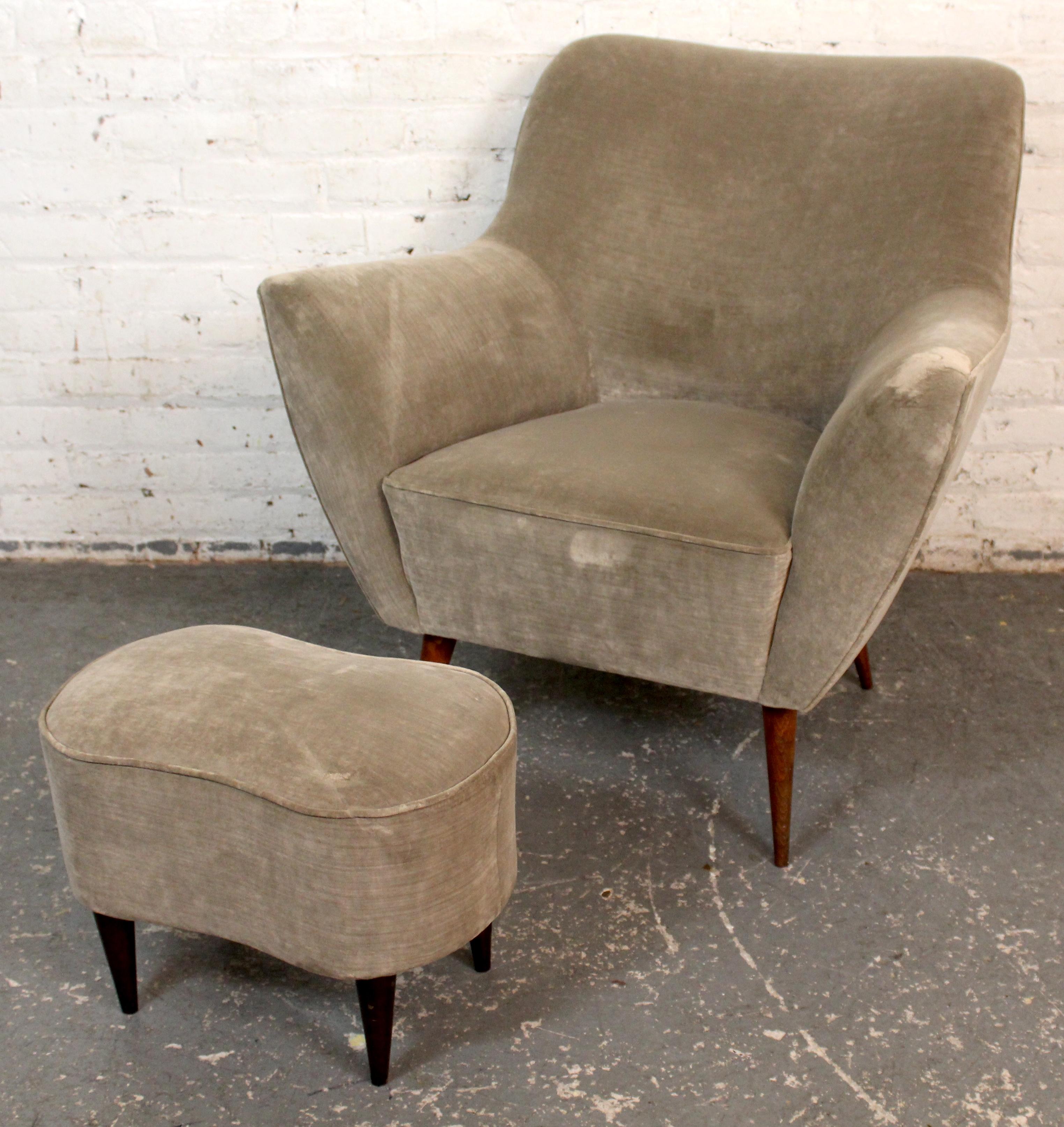 Raffiné et d'une élégance architecturale, ce fauteuil club italien vintage avec son ottoman en forme de haricot assorti est attribué à Ico Parisi. Avec ses lignes sculpturales, ses pieds effilés et son rembourrage luxueux, cet ensemble incarne la