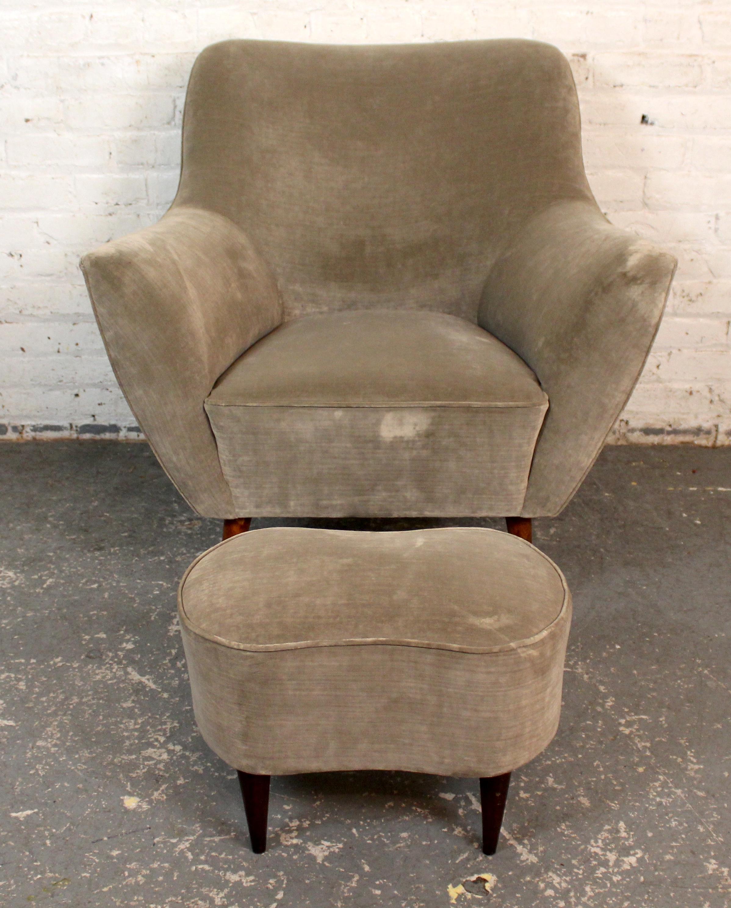 Mid-Century Modern Vintage Italian Club Chair & Ottoman Attribué à Ico Parisi en vente