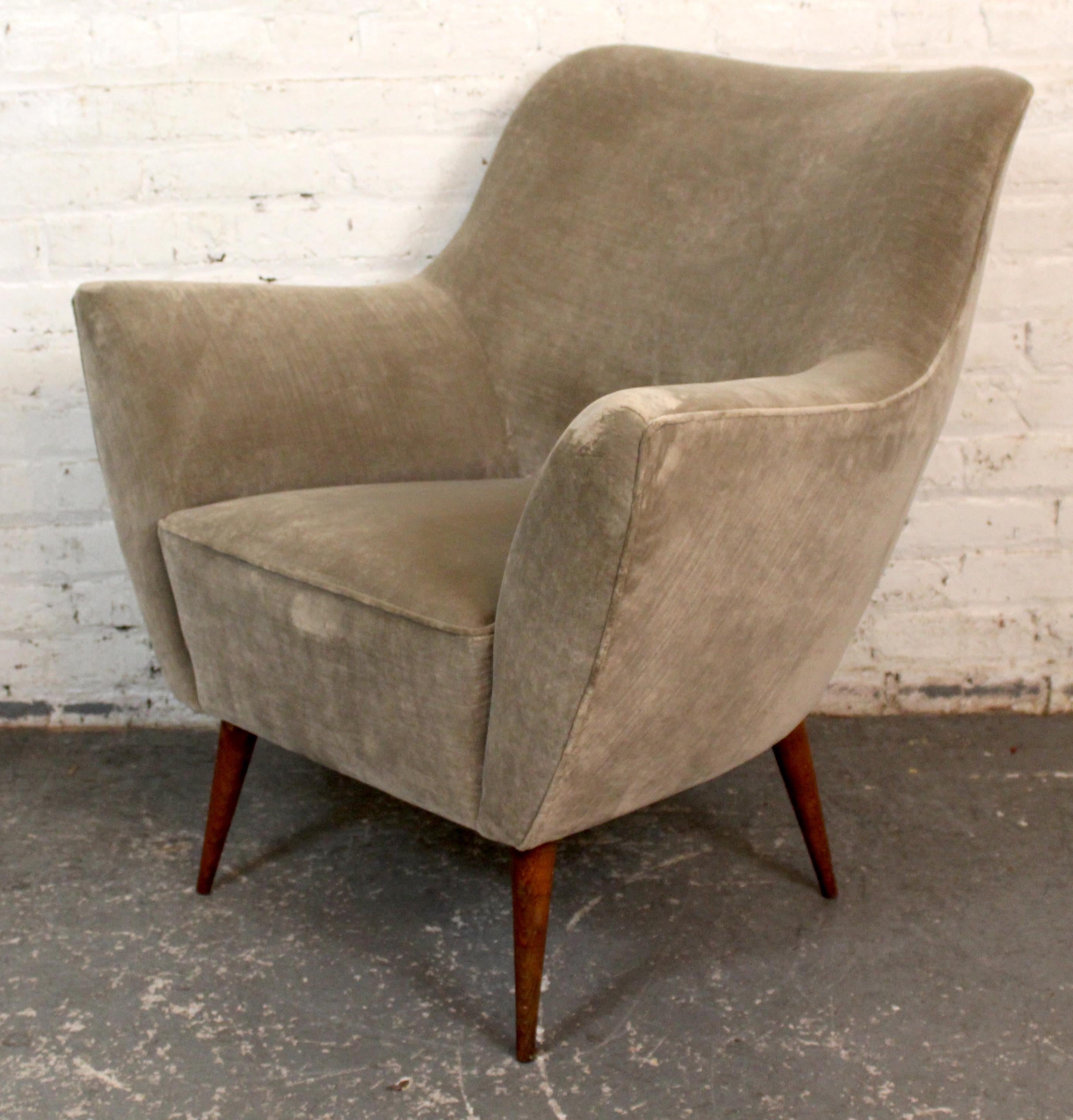 Tissu d'ameublement Vintage Italian Club Chair & Ottoman Attribué à Ico Parisi en vente