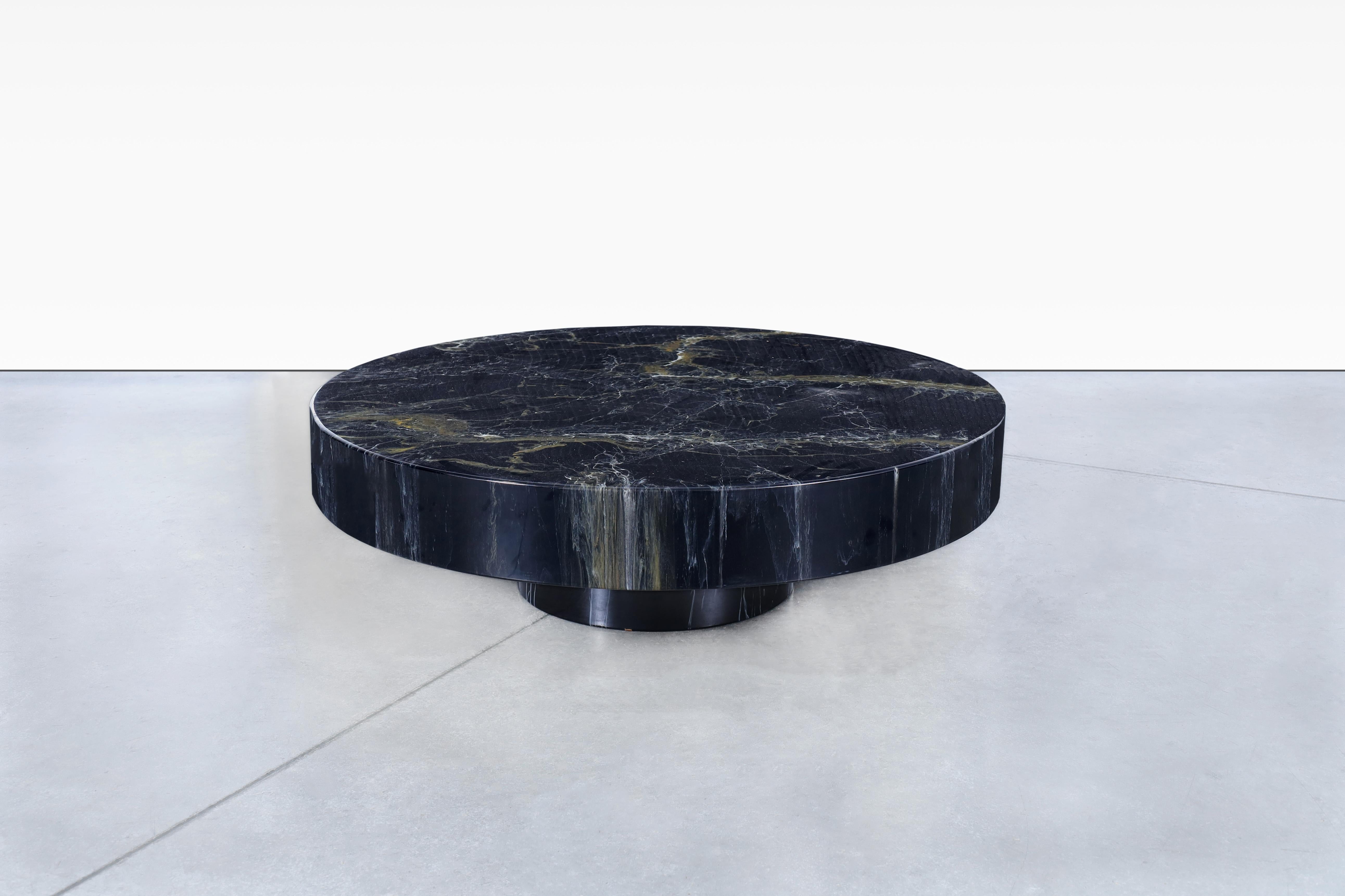 Der runde Couchtisch aus Kunstmarmor wurde von Willy Rizzo entworfen, einem Meister des Luxus und der modernen Eleganz. Dieses bezaubernde Stück verfügt über eine wunderschön gearbeitete Platte aus Kunstmarmor, die die Opulenz von echtem Marmor