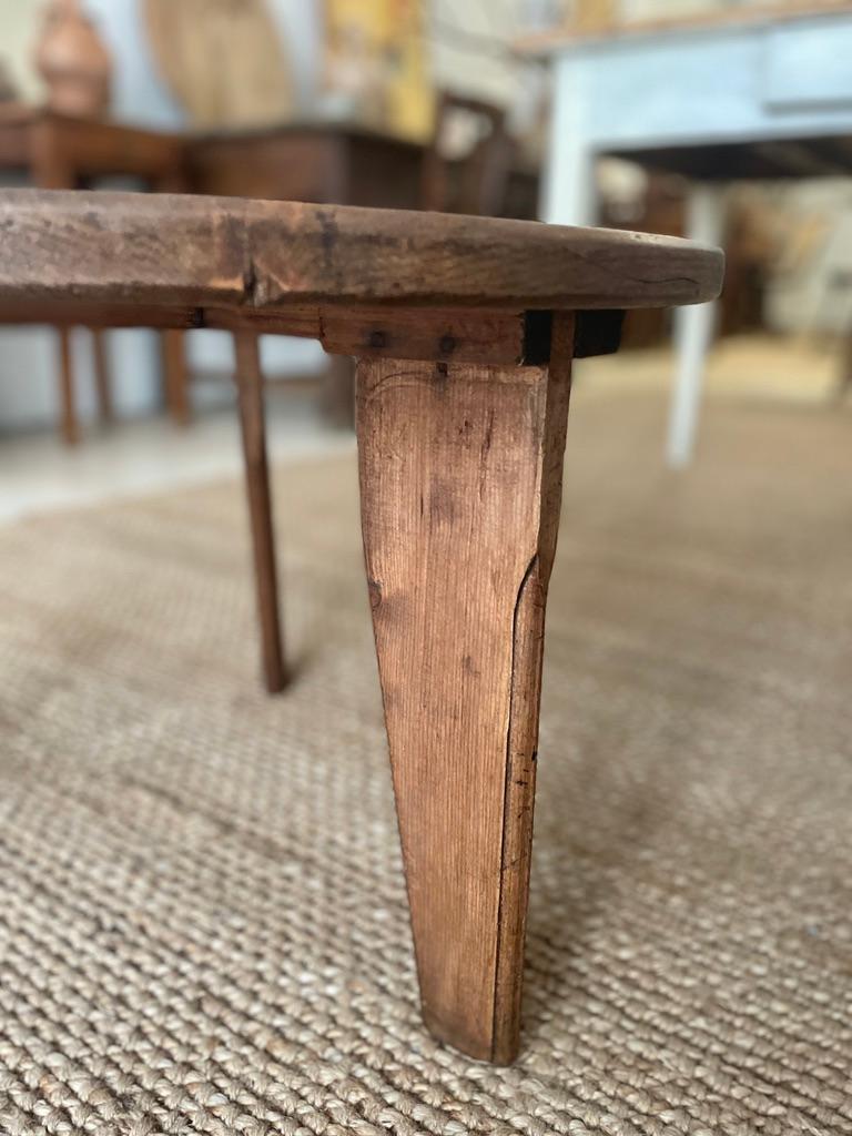 tavolino da caffè bello e leggero con una patina molto bella. proveniente dalla campagna italiana, probabilmente utilizzato come tavolo da lavoro durante il periodo del raccolto. 
Tanto caldo e attraente quanto funzionale, ha le dimensioni e le