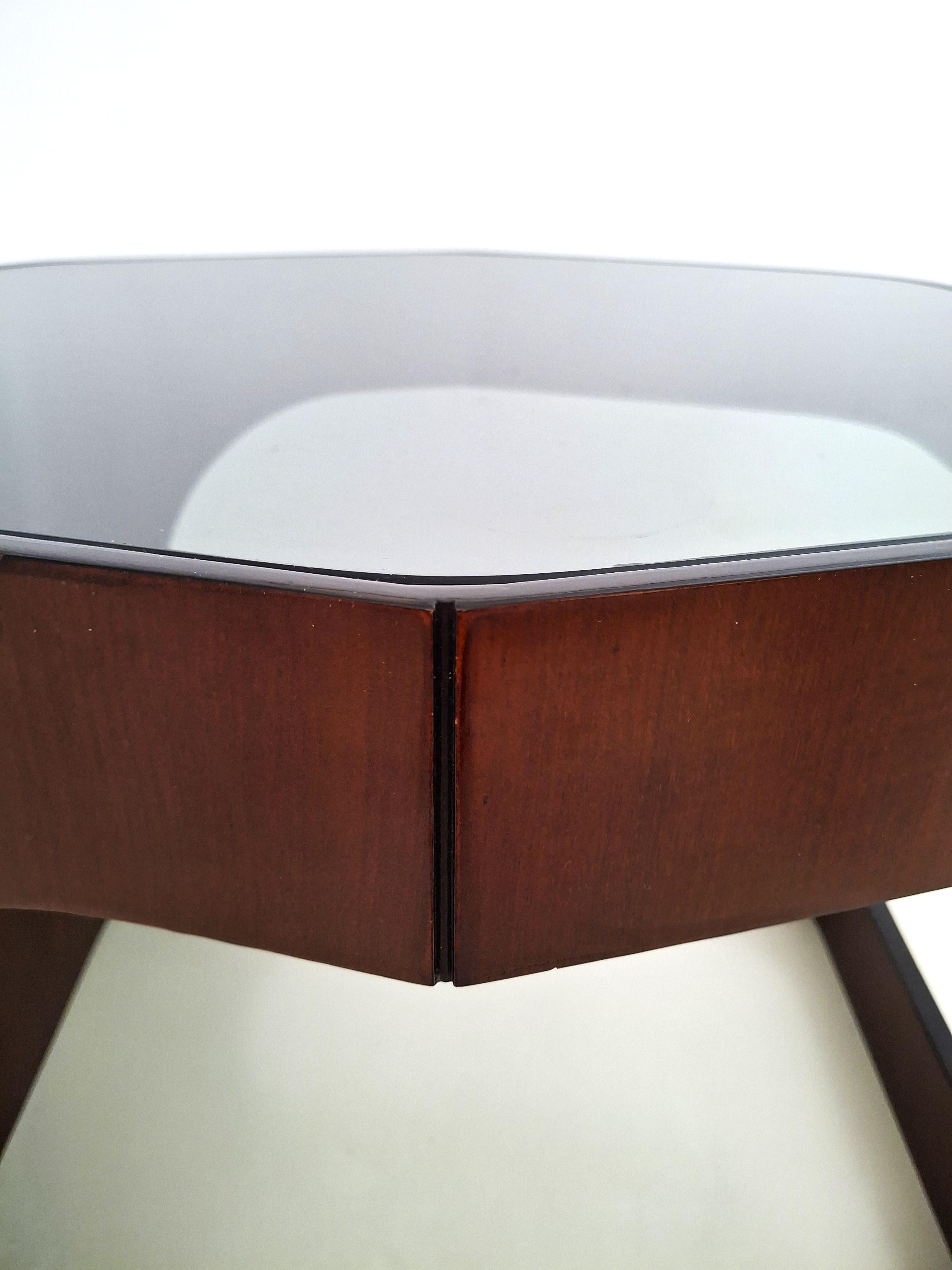 Vintage Italian Coffee Table on Casters – 1970s Design – Smoked Glass & Curved Plywood

Add a touch of 1970s Italian elegance to your living space with this stunning vintage coffee table. Crafted with a sculptural silhouette in curved plywood
